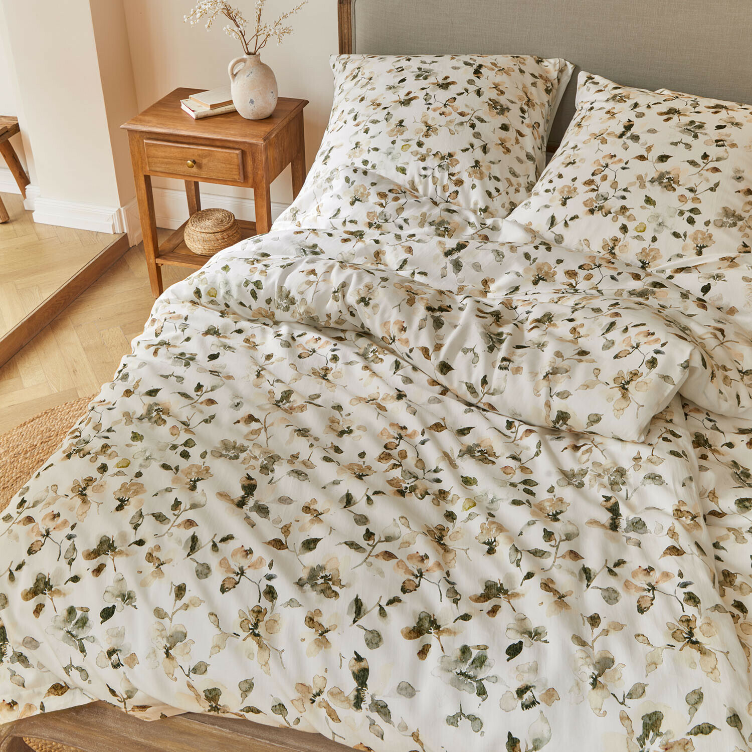 Beddengoed Lavendrie Katoenen beddengoed met bloemenpatroon in groen- en beigetinten op witte achtergrond in slaapkamer