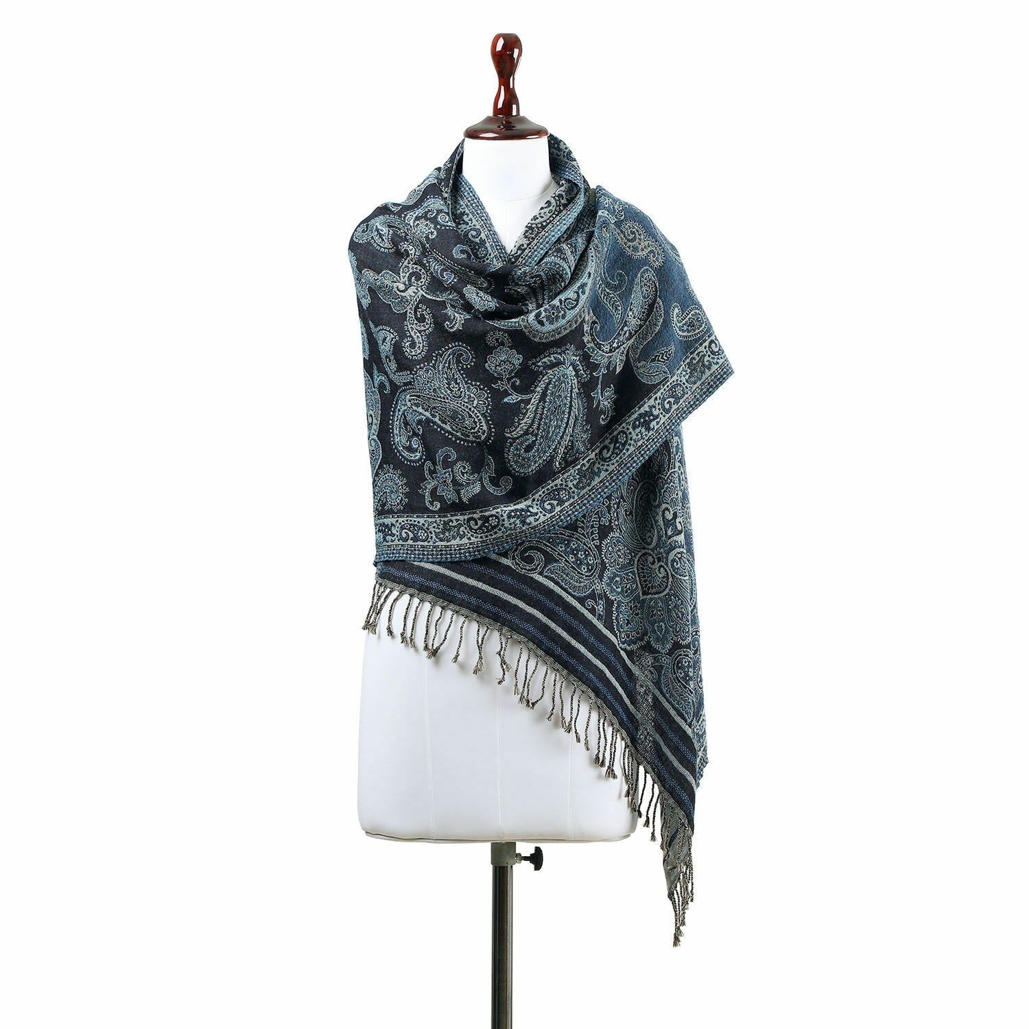 Sjaal Eloas Donkerblauwe sjaal met paisley patroon en franjes, zachte stof, modieuze accessoire voor koele dagen