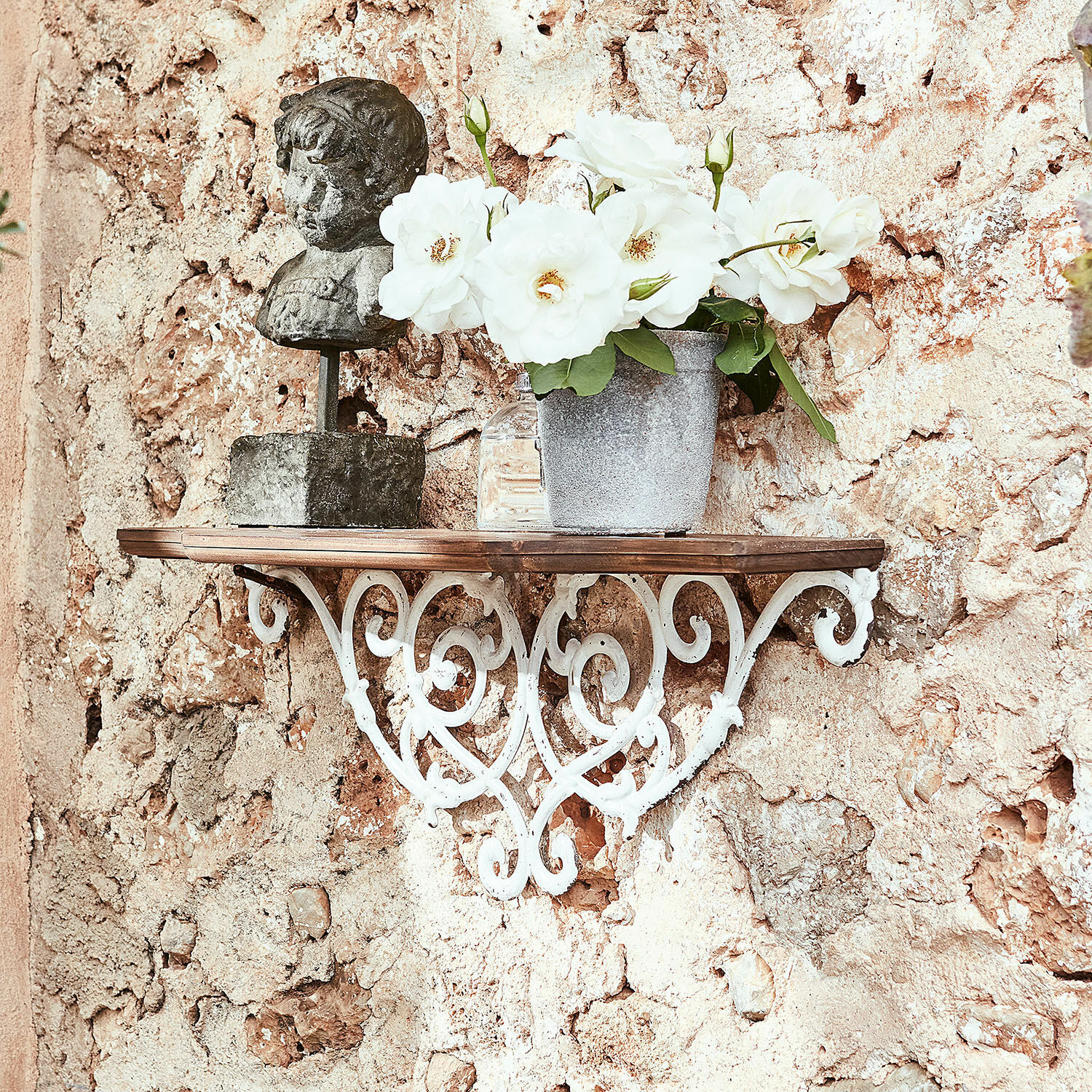 Wandplank Rubén Rustiek wandplankje van smeedijzer en hout met decoratief beeld en witte bloemen
