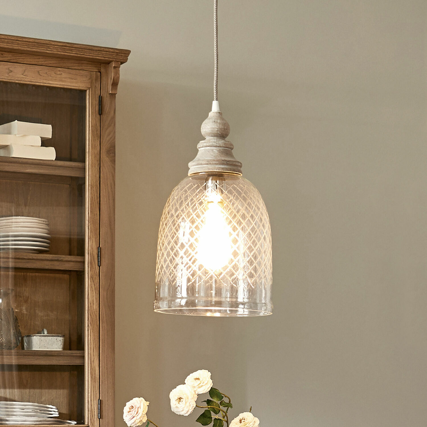 Hanglamp Junia Hanglamp van helder glas met ruitpatroon en witte houten fitting voor sfeerverlichting
