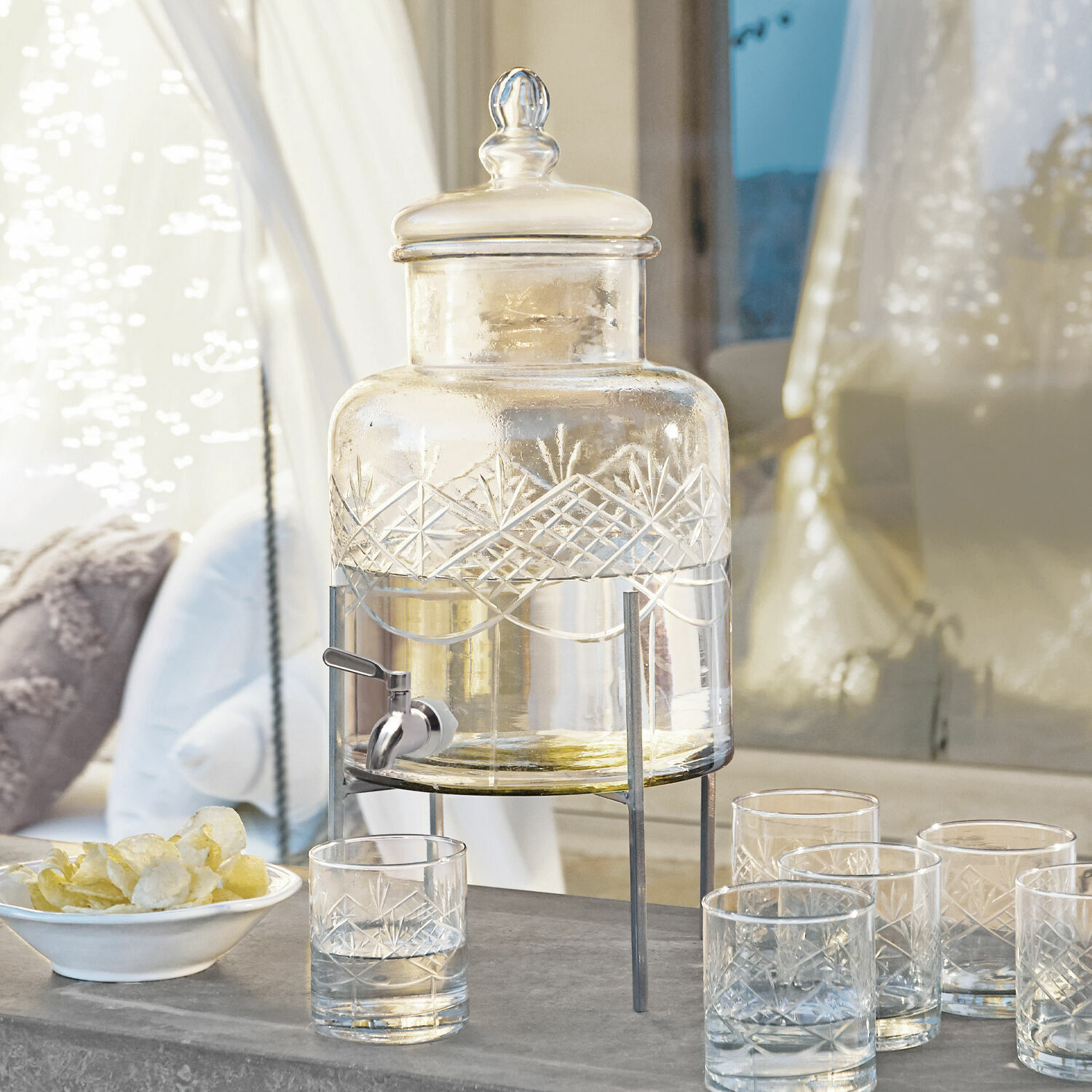 Distributeur de boissons en verre transparent avec support métallique et motif gravé, pour servir de l'eau
