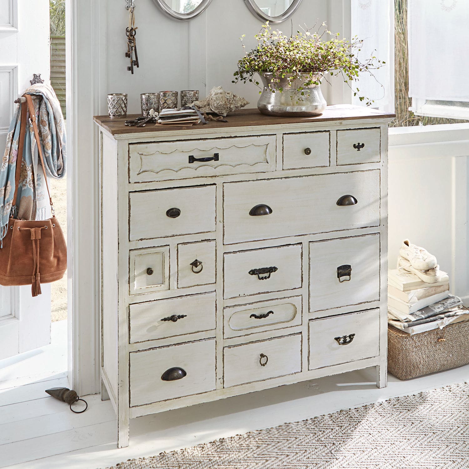 Commode Grayson Commode en bois blanc avec plusieurs tiroirs et plateau foncé style vintage pour salon