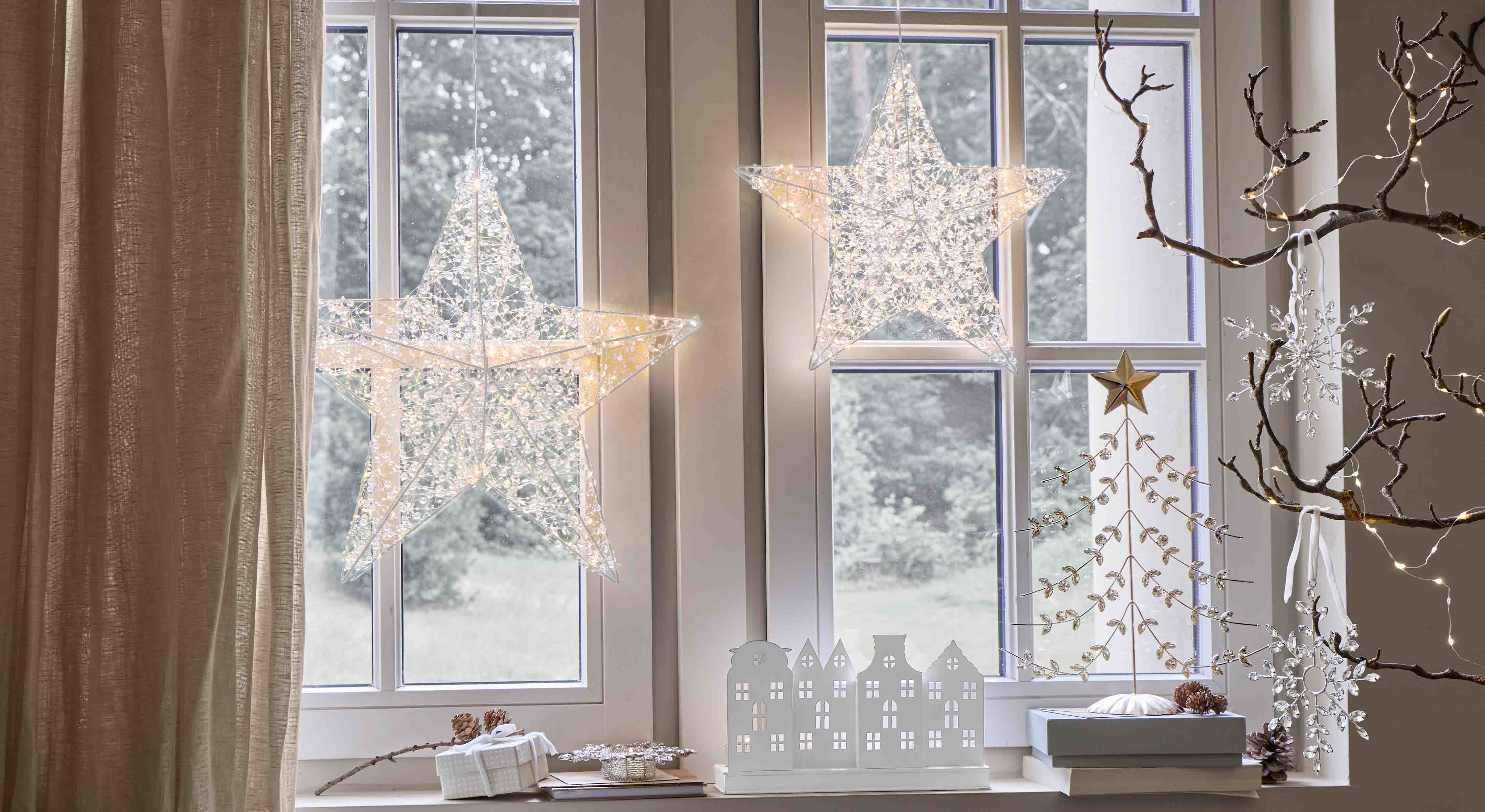 Étoiles lumineuses décoratives en matériau transparent suspendues à la fenêtre, éclairage festif intérieur