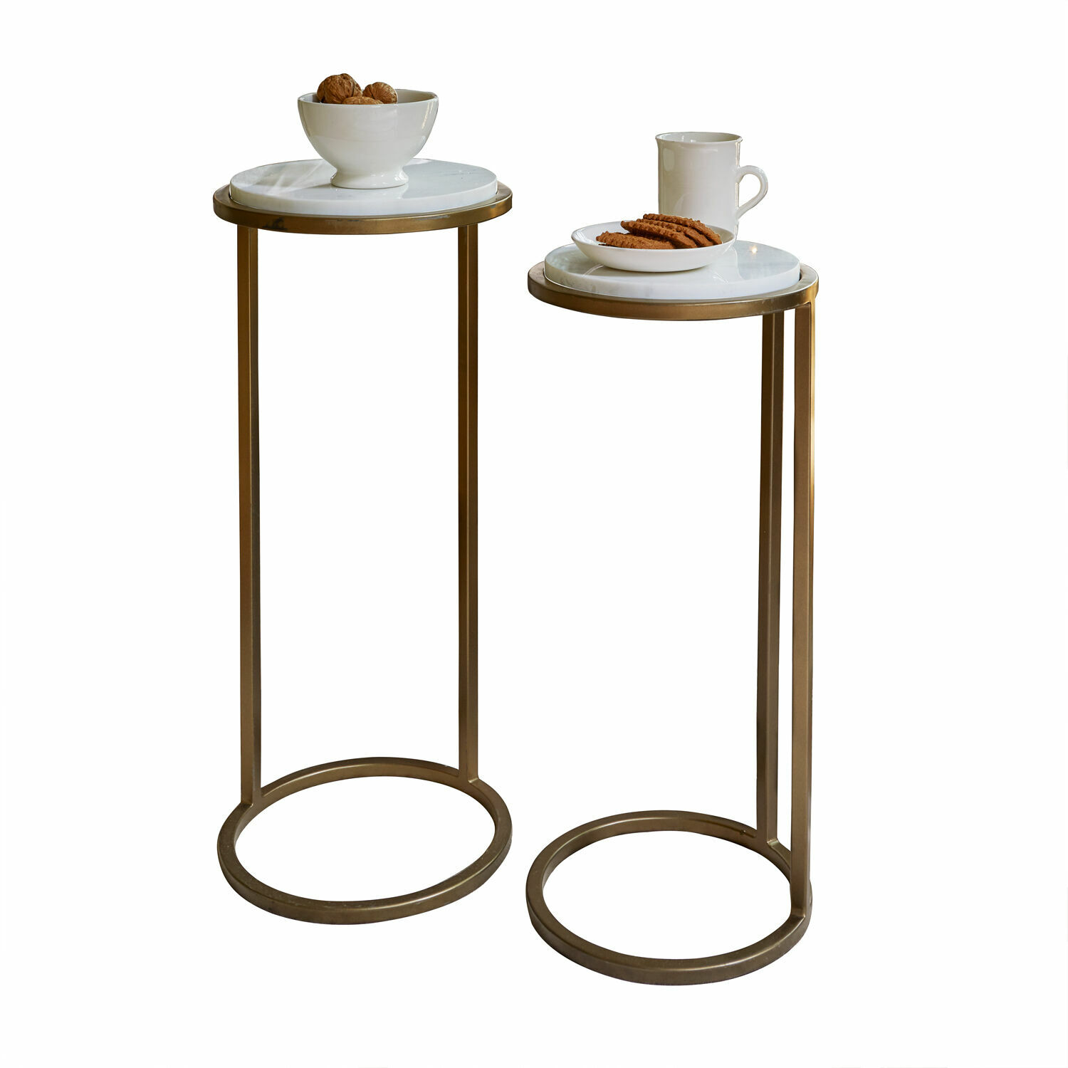 Bijzettafel set van 2 Soréline Set van twee bijzettafels met wit marmeren blad en messingkleurig metalen frame