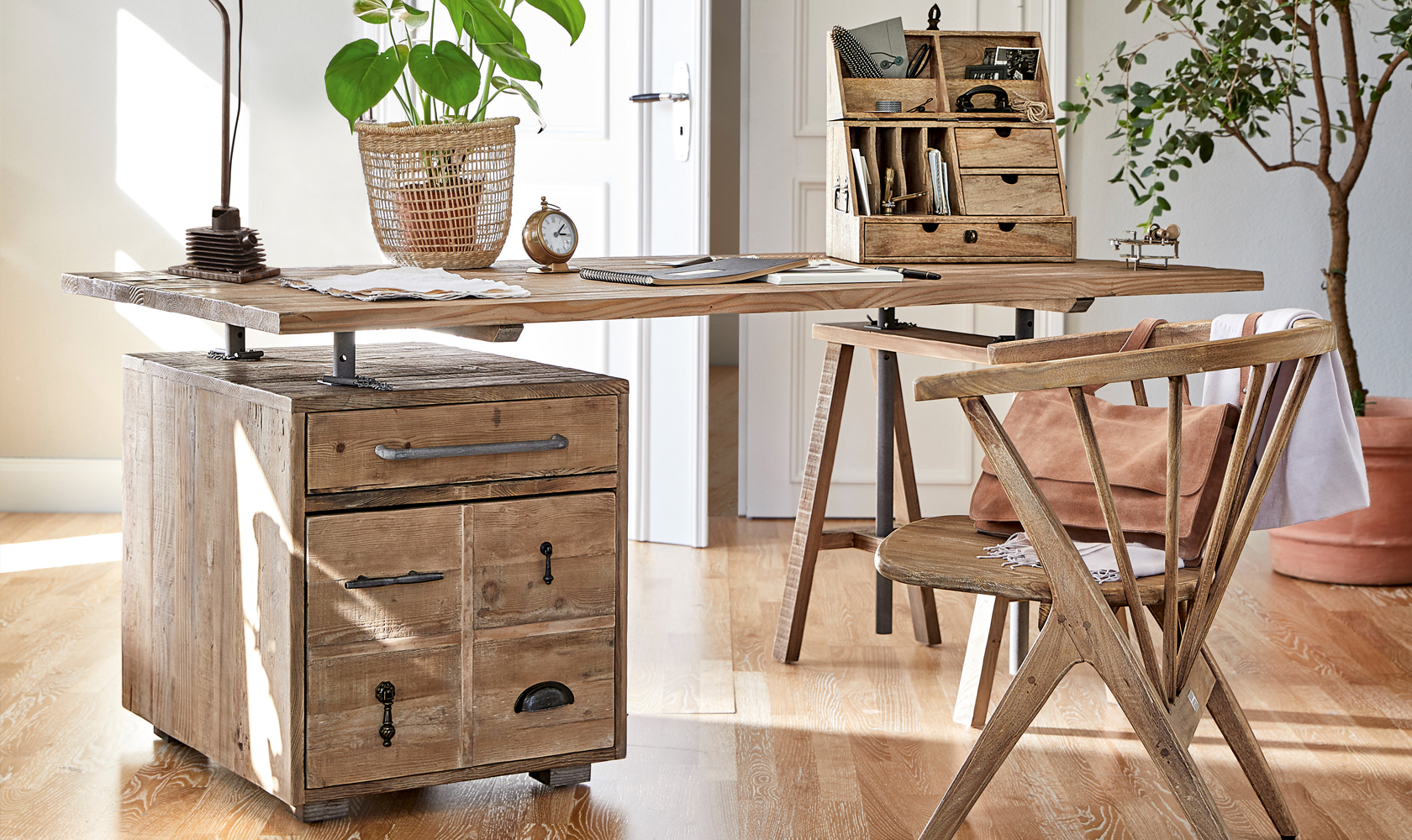 Vintage houten bureau met laden en bijpassende stoel in natuurlijke kleur, rustieke woonstijl
