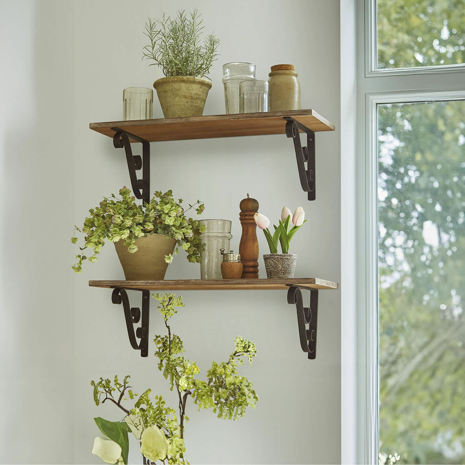 Wandplank set van 2 Dravile Houten wandplanken met metalen beugels, versierd met bloempotten en glazen in lichte kamer