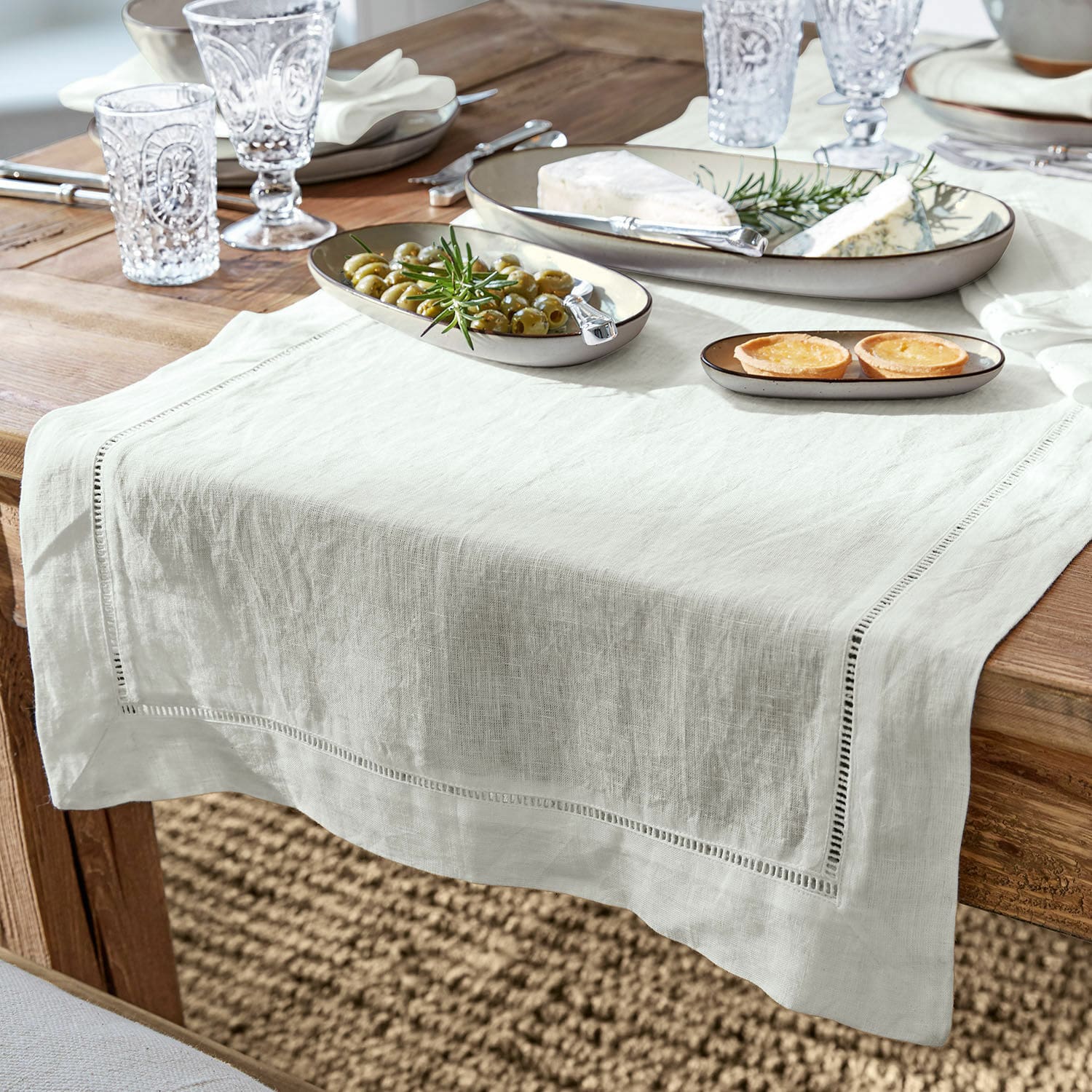 Tafelloper Covent Garden Witte linnen tafelloper op houten tafel met borden en hapjes, stijlvolle tafeldecoratie