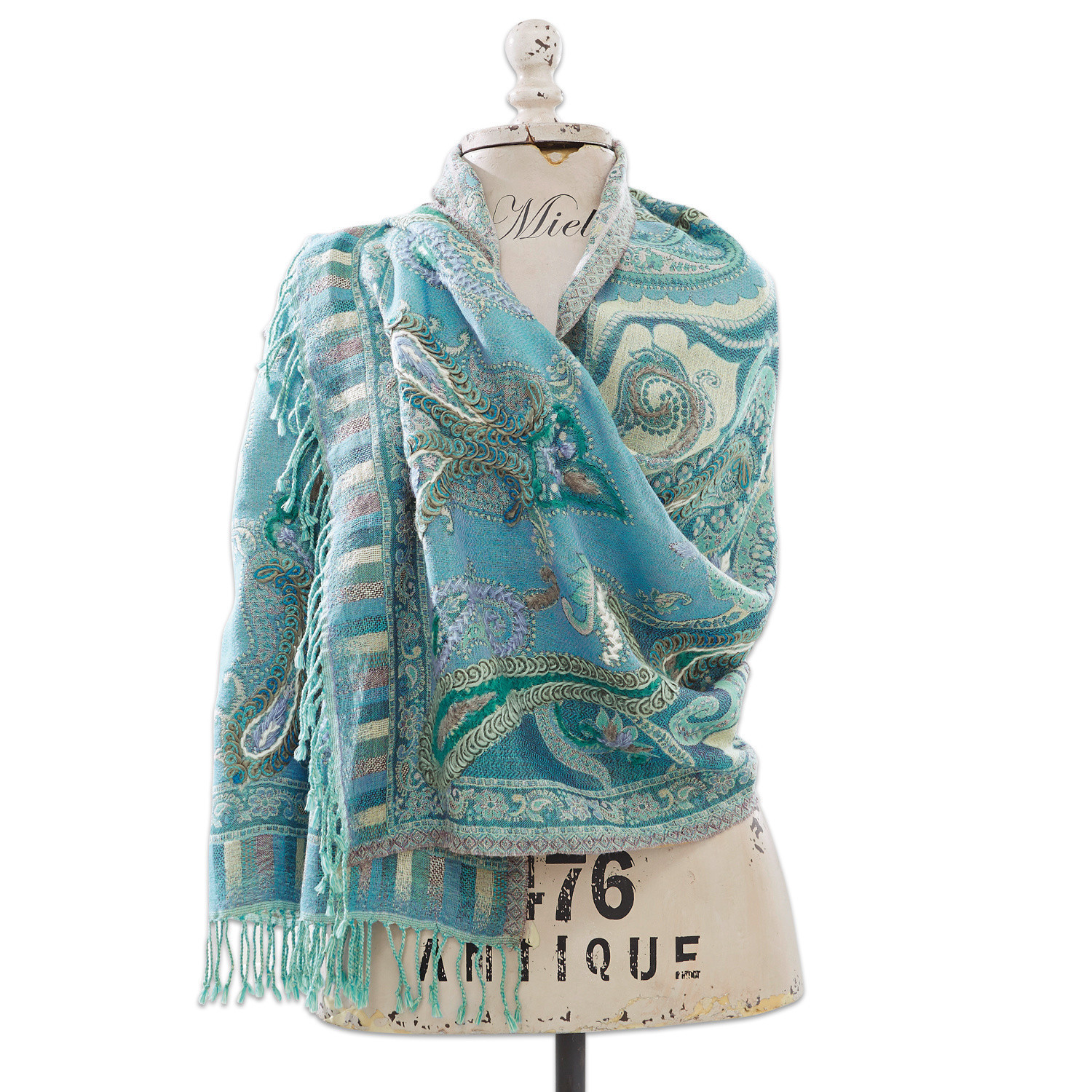 Écharpe Carol Écharpe turquoise à motif cachemire avec franges sur mannequin, tissu doux, accessoire mode