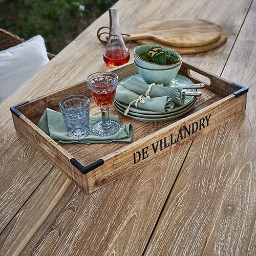Plateau en bois DE VILLANDRY avec coins métalliques sur table en bois avec vaisselle et serviettes vertes