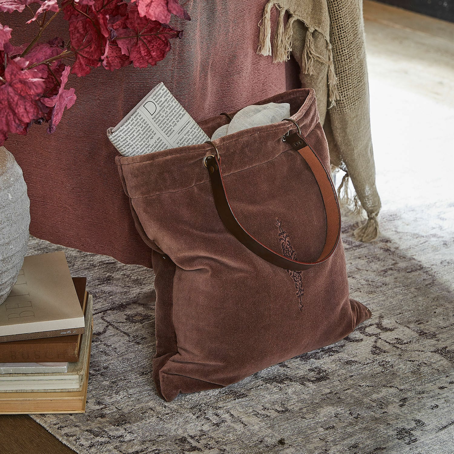 Tas Clarimonda Bruine tas van zacht materiaal met decoratief borduurwerk en leren handvatten voor dagelijks gebruik