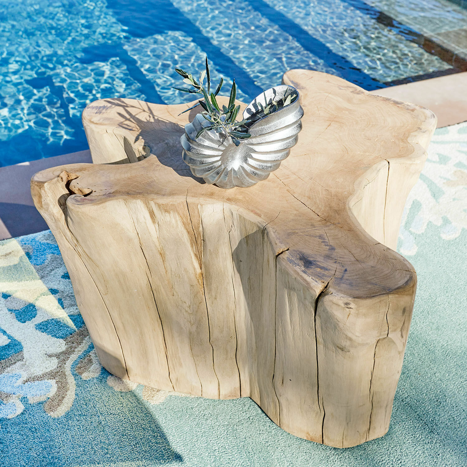 Salontafel Dorlancourt Massieve houten tafel met natuurlijke vorm bij zwembad op tapijt met metalen decoratie