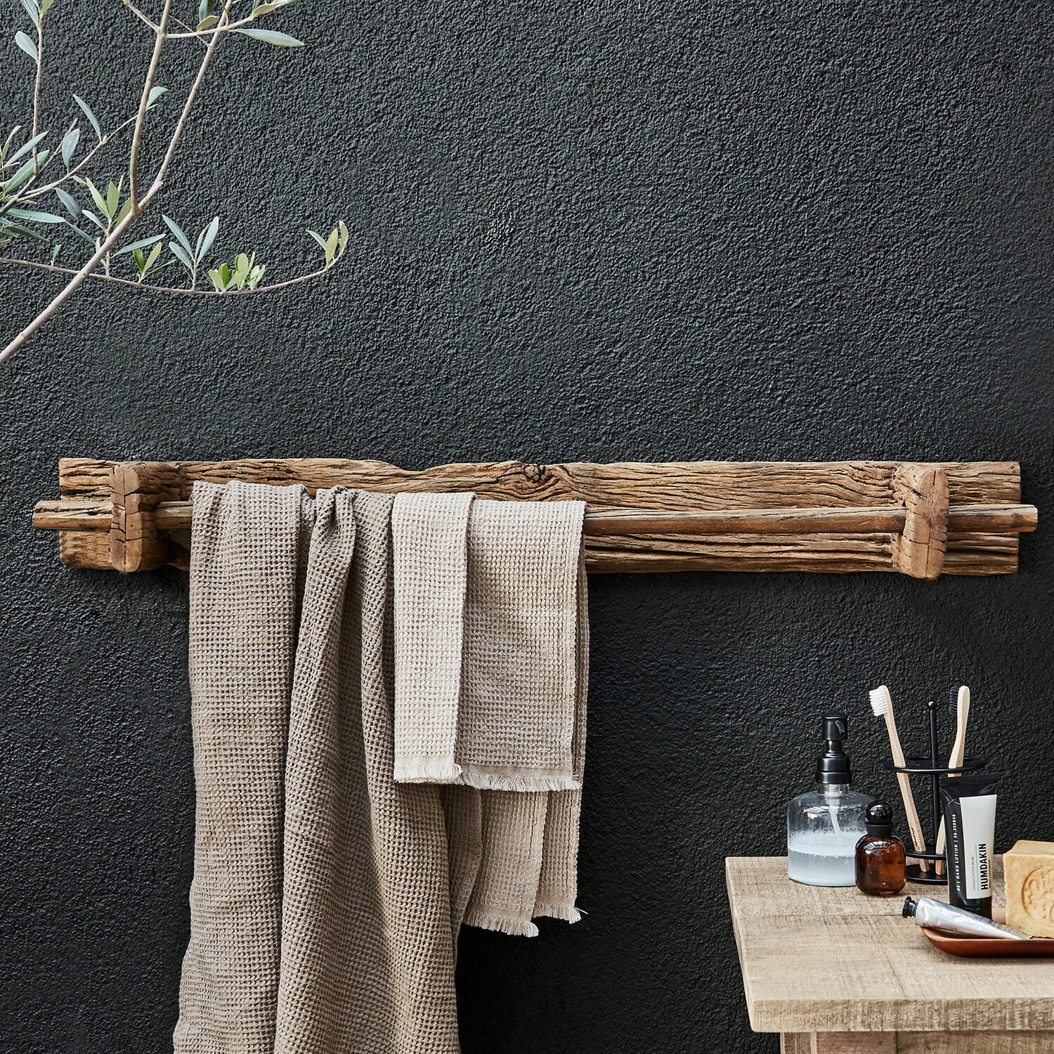 Porte-serviettes Einid Porte-serviettes rustique en bois naturel fixé sur un mur noir dans une salle de bain moderne