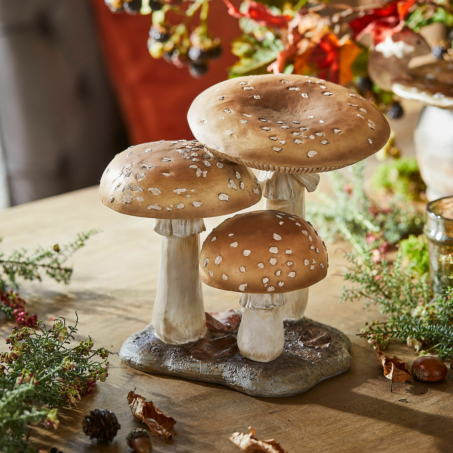 Sierpaddenstoelen Harvelle Decoratie van drie bruine paddenstoelen met witte vlekken op voet, herfsttafelversiering