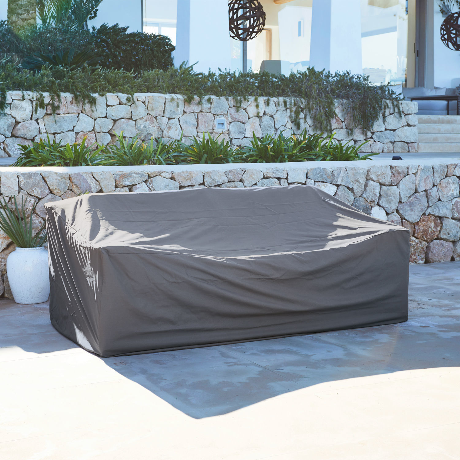 Housse grise imperméable pour canapé de jardin protégeant contre les intempéries