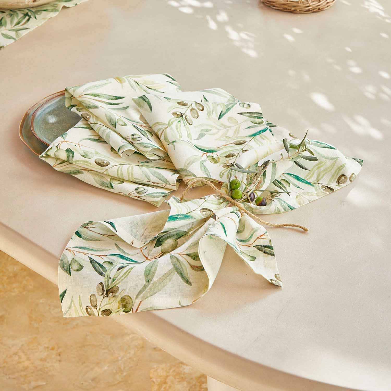 Linnen servetten in crème met groen olijfpatroon op tafel, stijlvolle tafeldecoratie