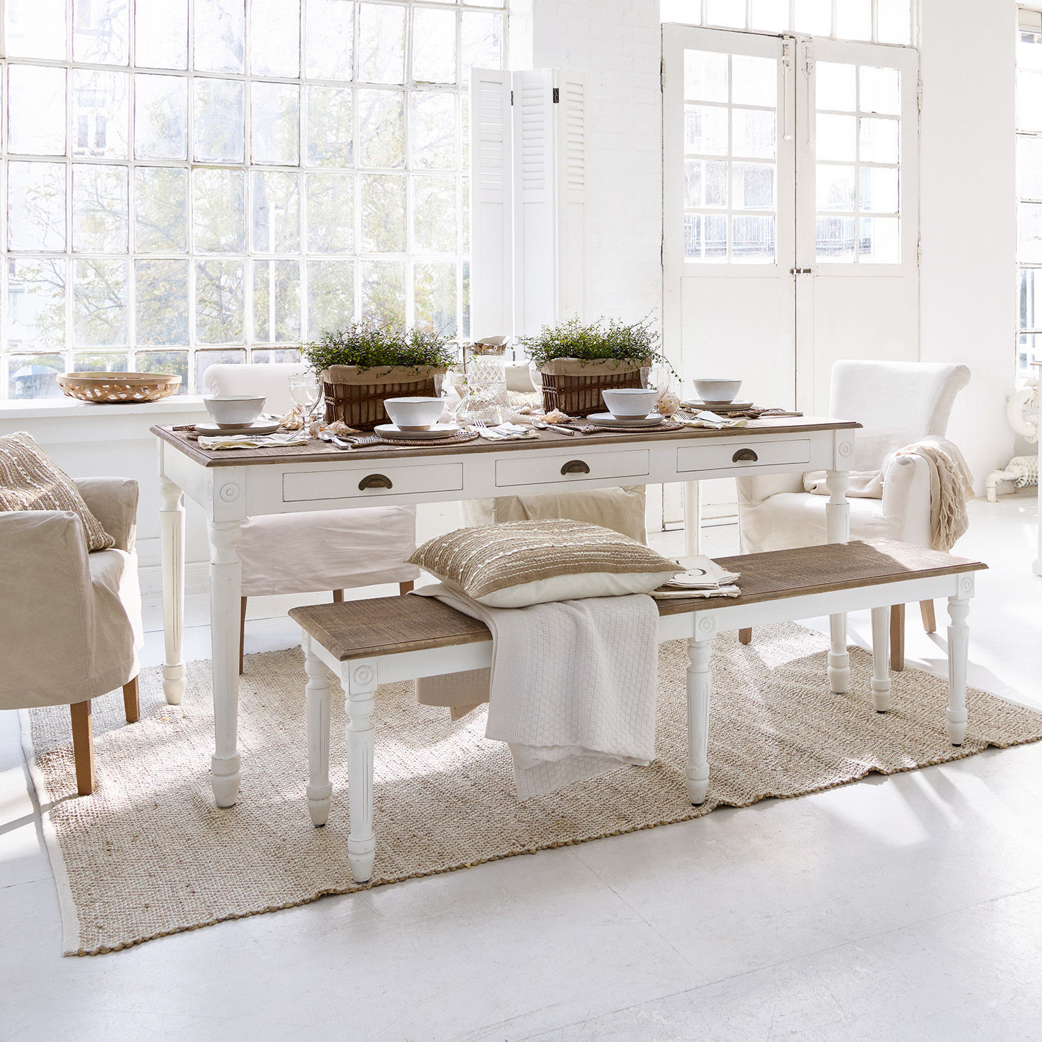 Table Helsinquia Salle à manger avec table en bois blanc et banc au plateau naturel, décor beige clair