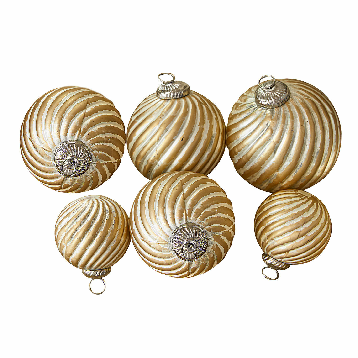 Lot de 6 boules de Noël Frasetta Ensemble de six boules de Noël dorées avec motifs spirales blancs et crochets métalliques