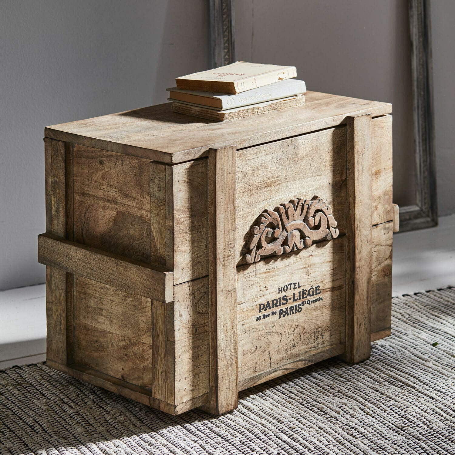 Coffre Boetica Coffre en bois naturel avec motif sculpté et inscription Paris, meuble de rangement décoratif pour intérieur