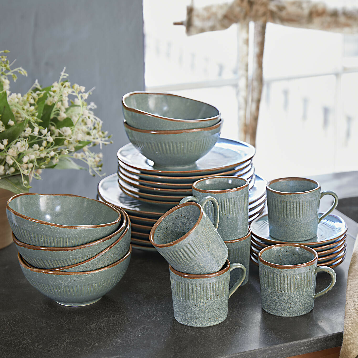 Servies set van 30 Périers Groen keramisch servies met bruine rand op een zwarte tafel geplaatst