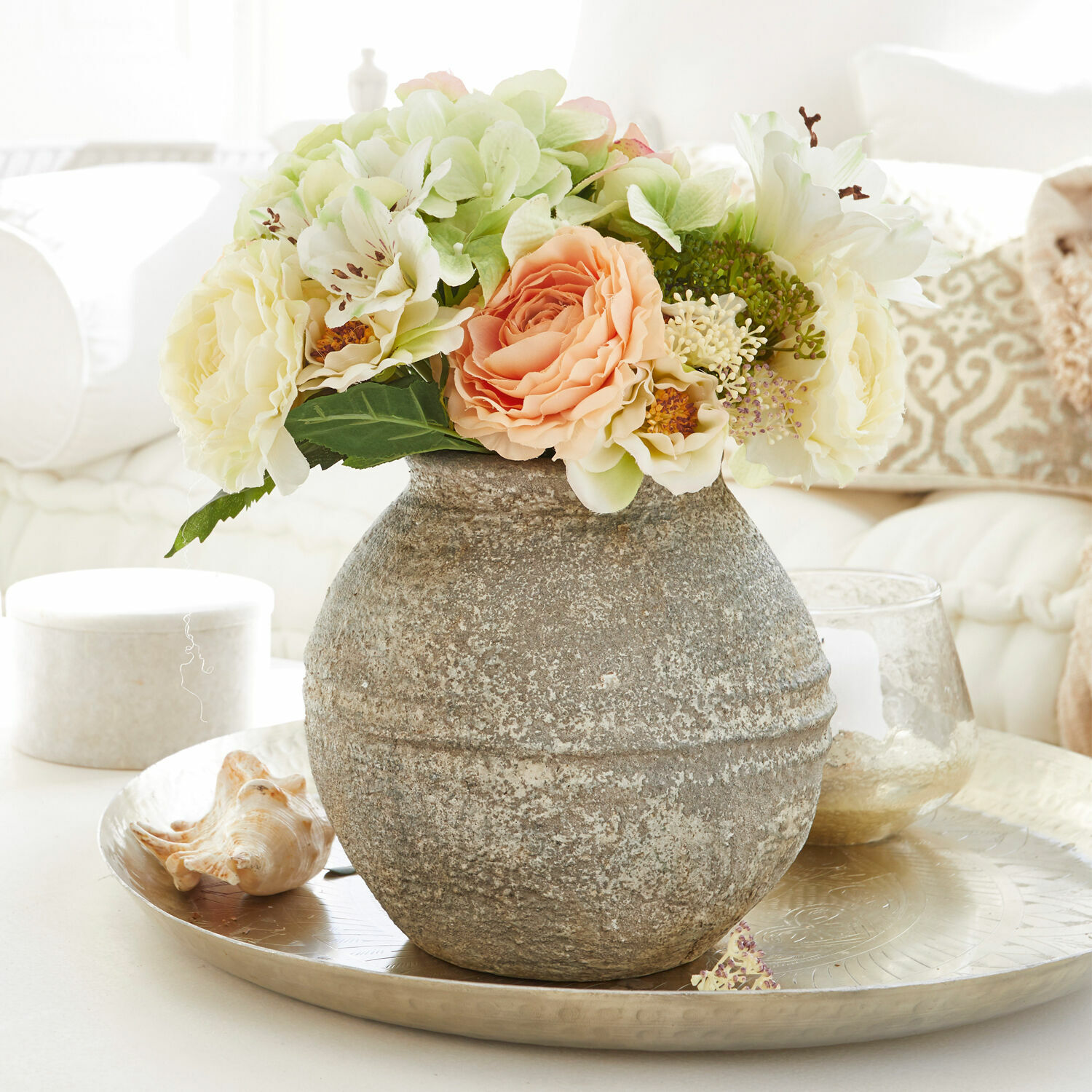 Vase décoratif Singnesse Vase décoratif en pierre grise avec bouquet de fleurs crème et pêche sur un plateau décoratif