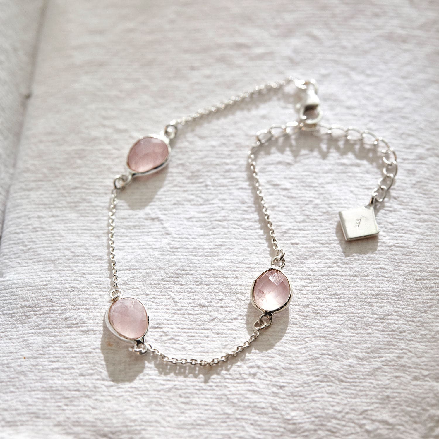 Bracelet fin en argent avec pierres roses, bijou élégant pour femme