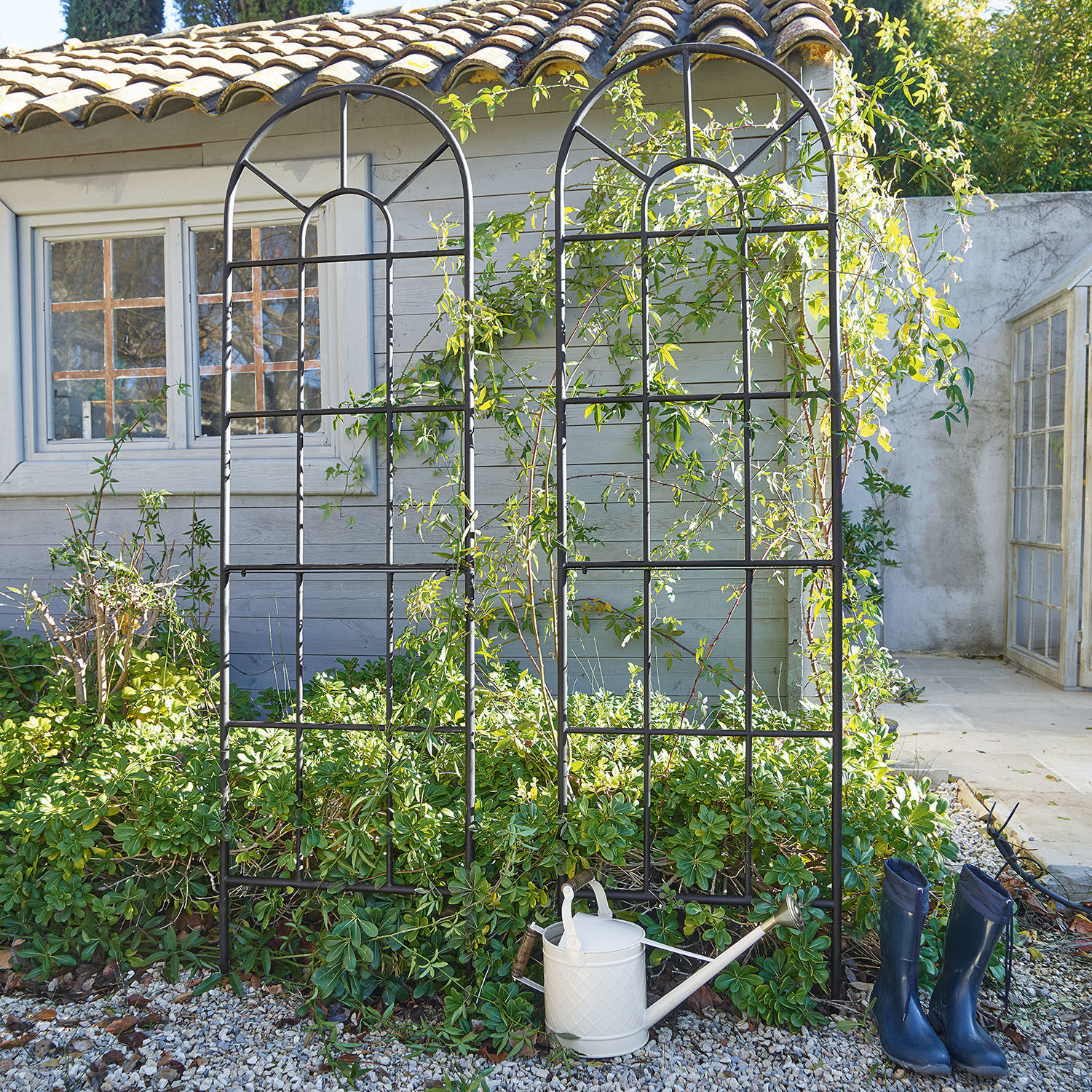 Rankensteun set van 2 Ealdred Zwart metalen tuinrek met boogpatroon voor groen en huis, gieter en blauwe laarzen