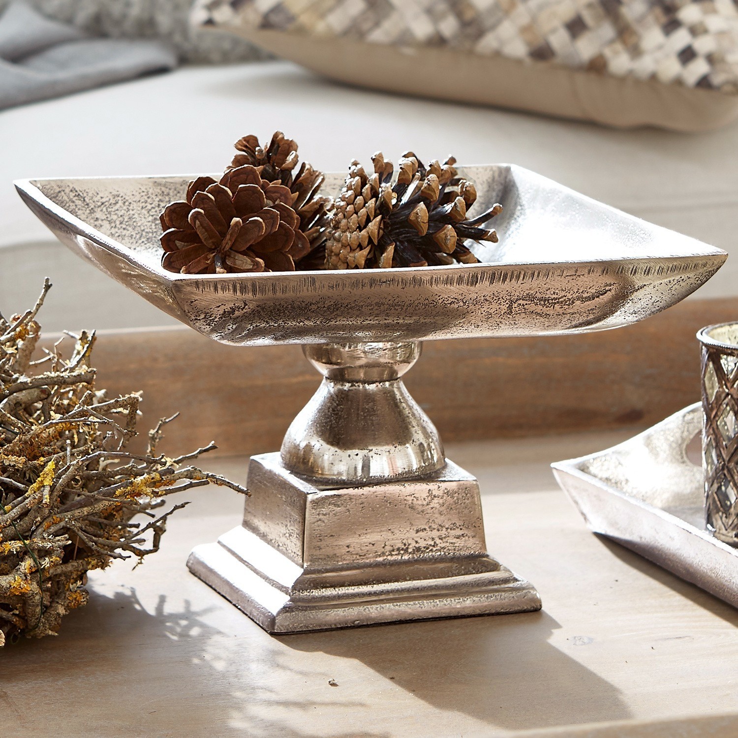 Schaal Philippa Decoratieve zilverkleurige metalen schaal op voet met dennenappels, stijlvolle woonaccessoire