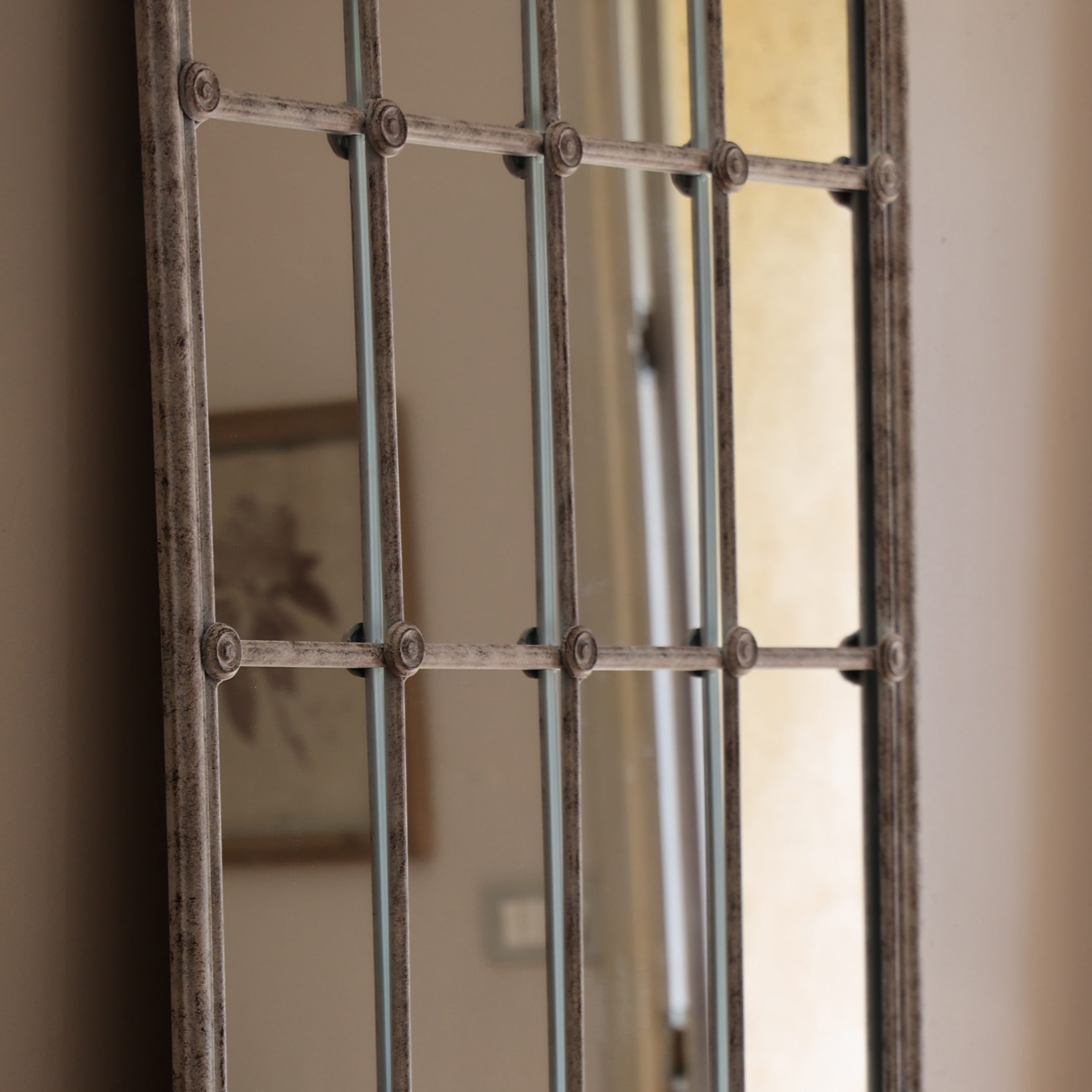 Wandspiegel met metalen frame in vintage stijl in verweerde bronzen kleur voor interieurdecoratie