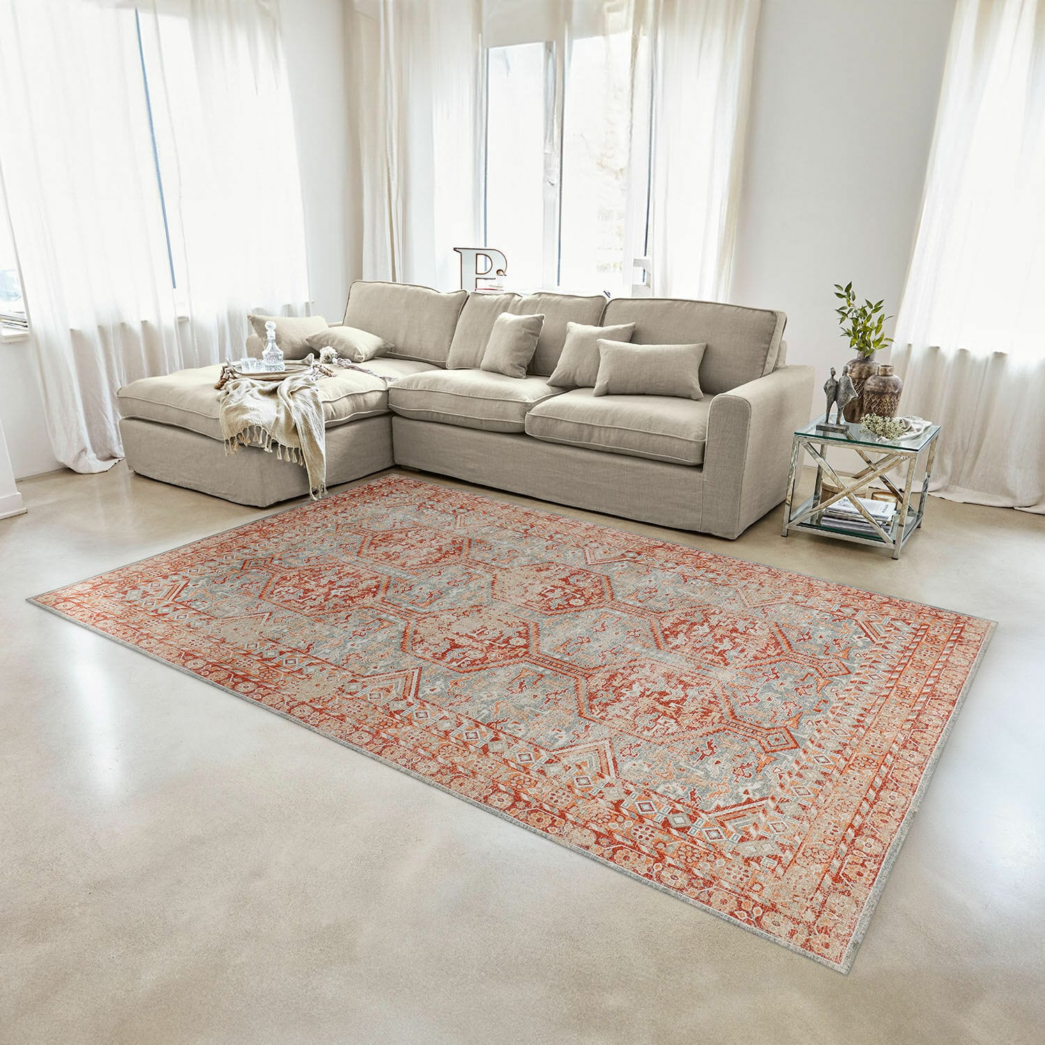 Tapis Incantaro Tapis à motif rouge et gris dans un salon moderne avec canapé beige et table en verre