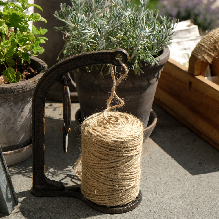 Natuurlijke juten touw op metalen houder, praktisch tuingereedschap voor planten