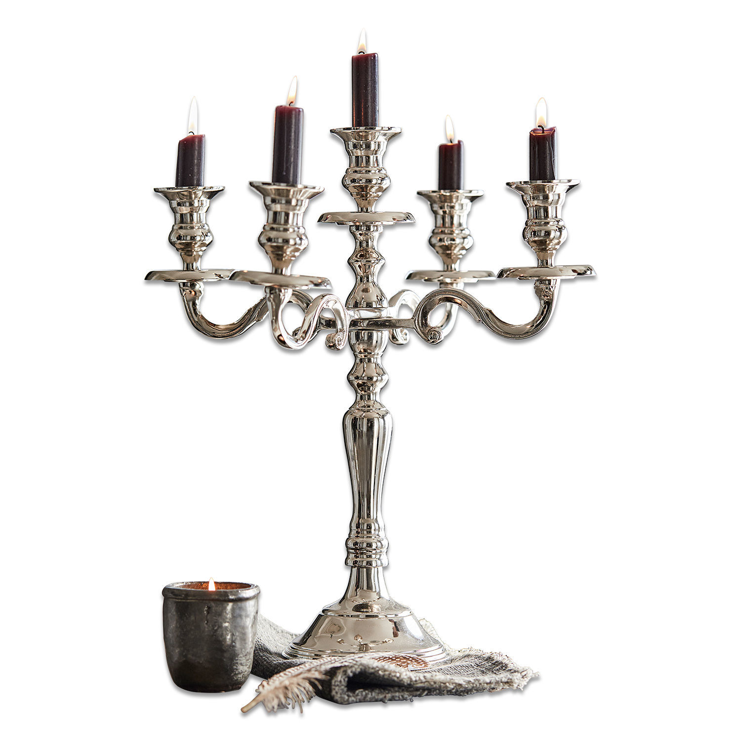 Chandelier Lannet Chandelier argenté à cinq branches avec bougies bordeaux sur tissu gris, décoration intérieure