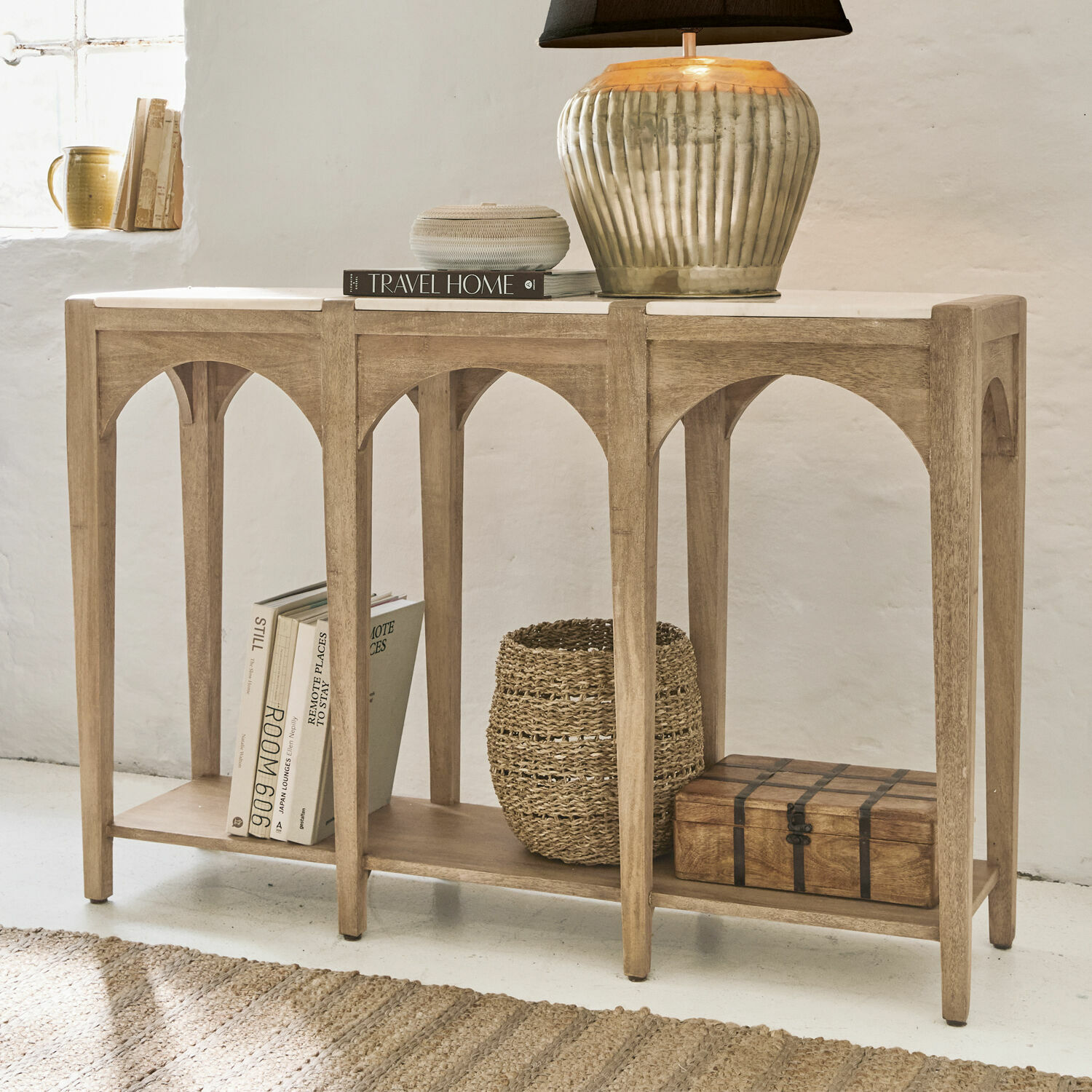 Console Annabelle Console en bois de manguier couleur naturelle avec étagère et décorations pour salon