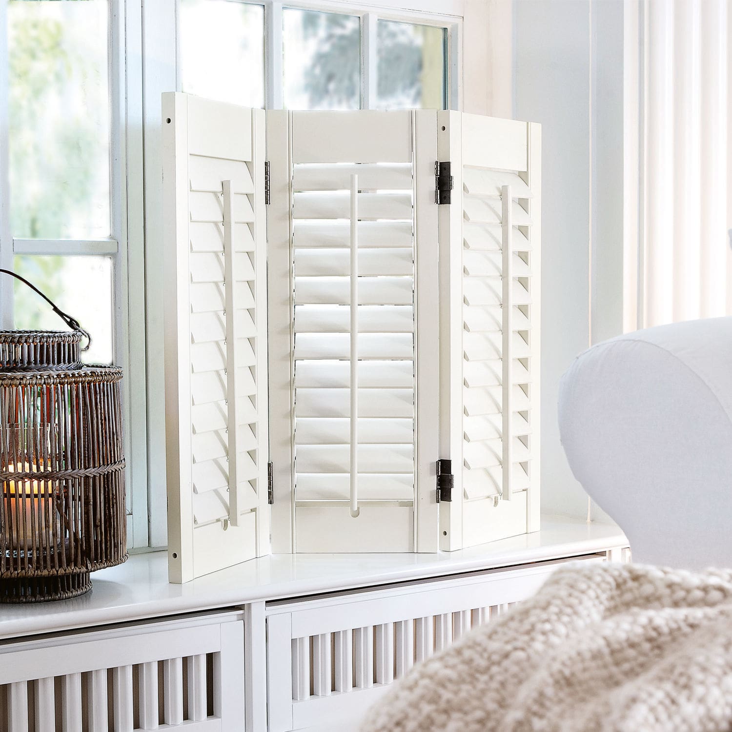 Shutter Ventura Witte houten kamerscherm met verstelbare lamellen op dressoir in lichte woonkamer