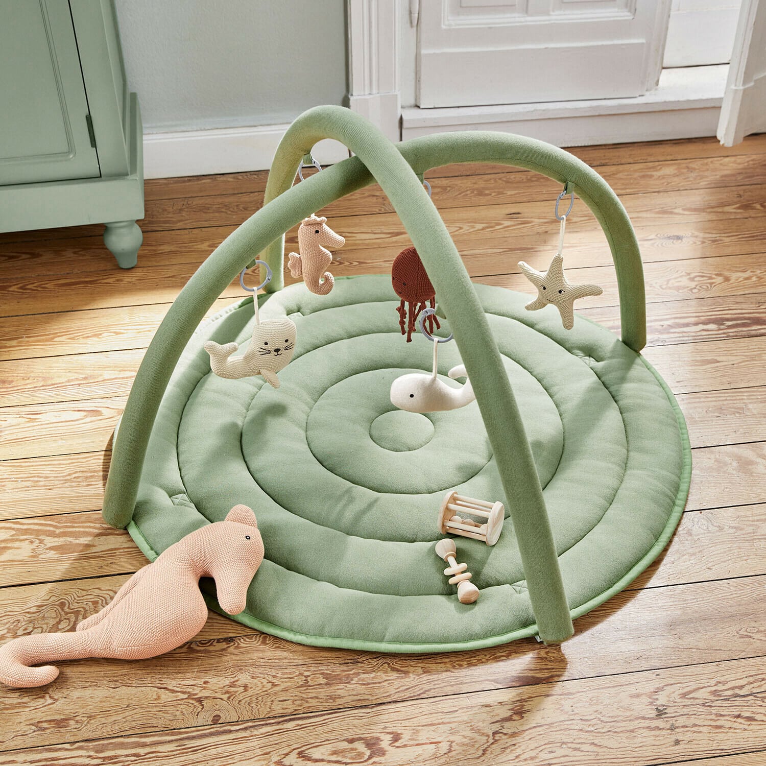 Arche de jeu Bubbilo Tapis de jeu vert doux pour bébé avec arches et jouets suspendus en forme d'animaux marins en tissu et bois