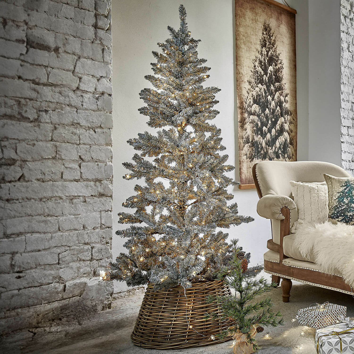 Sapin de Noël Sansais Sapin artificiel aux branches enneigées dans un panier en osier avec guirlandes lumineuses LED