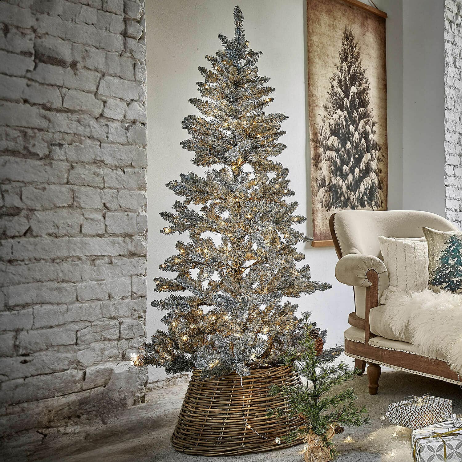 Sapin de Noël Sansais Sapin artificiel aux branches enneigées dans un panier en osier avec guirlandes lumineuses LED