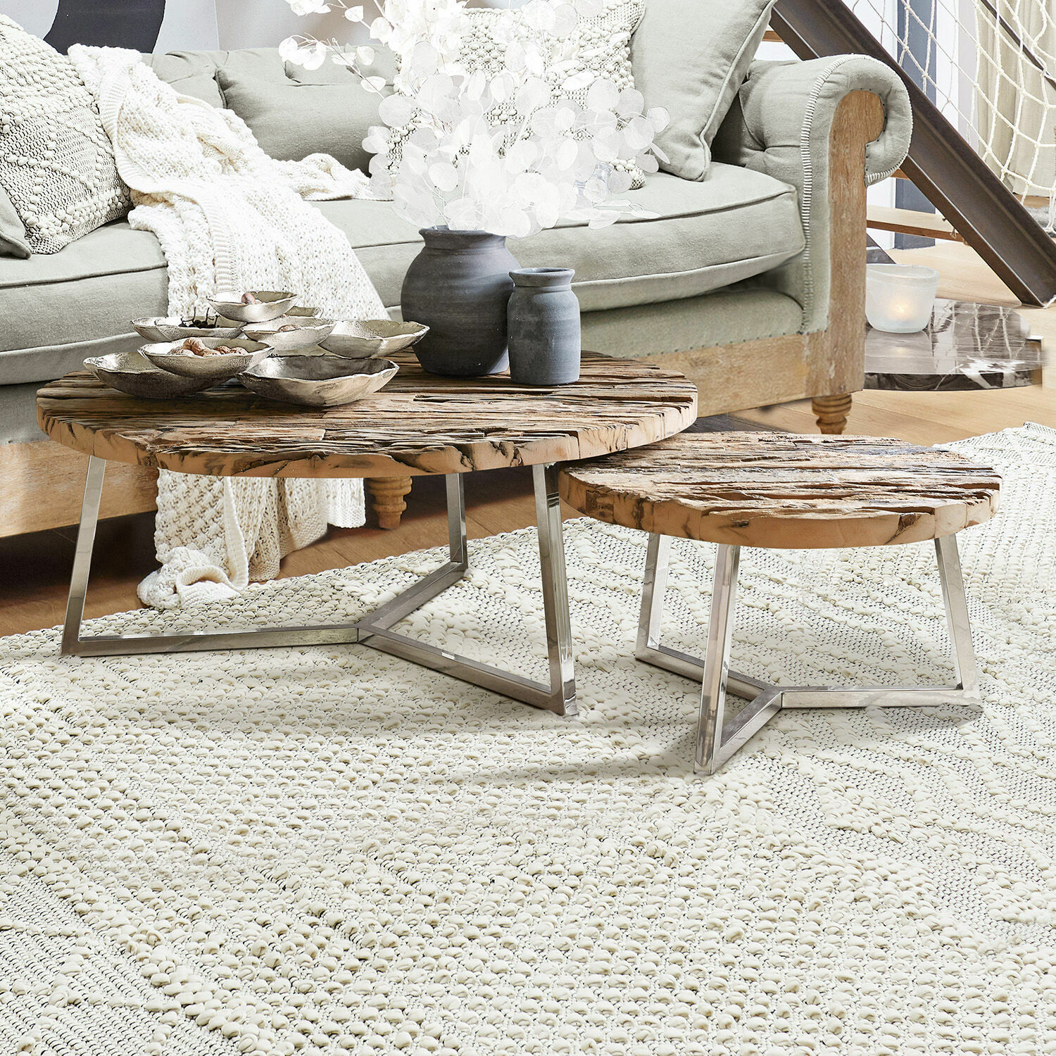 Ensemble de deux tables basses avec plateau en bois et pieds en métal sur tapis clair dans un salon