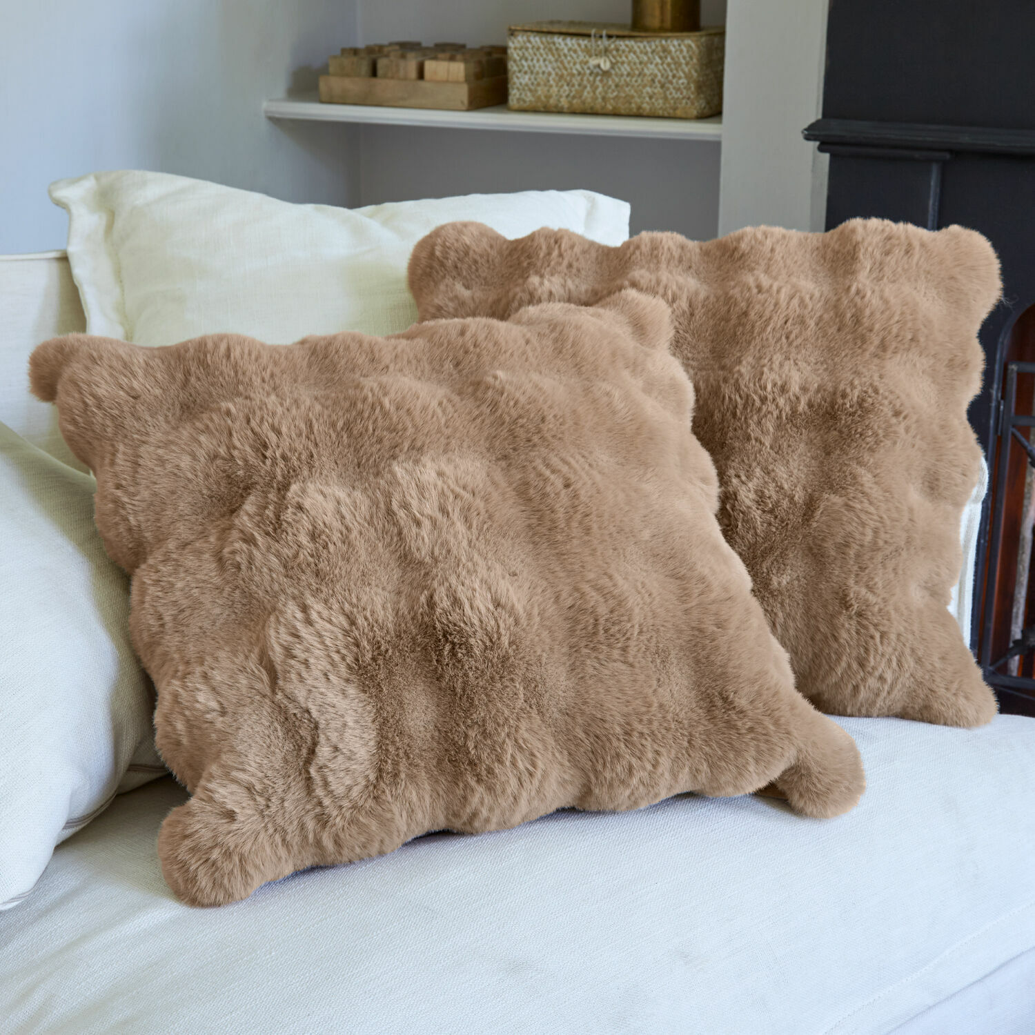 Kussenhoes set van 2 Zalina Zachte beige nepbont kussens op lichte bank, comfortabele en sfeervolle woondecoratie