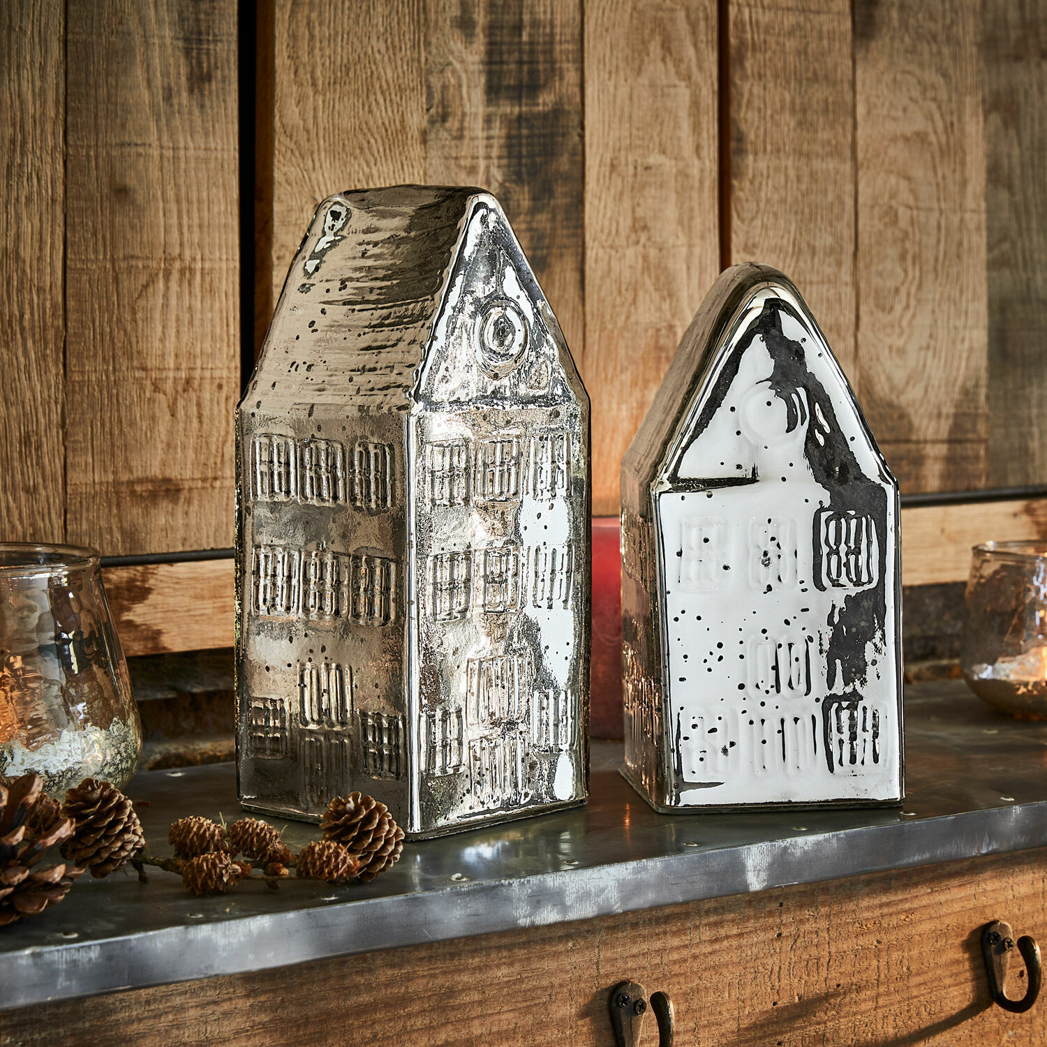 Sierhuisje set van 2 Langridge Decoratieve keramische huisjes in zilver en wit op houten achtergrond, interieurdecoratie