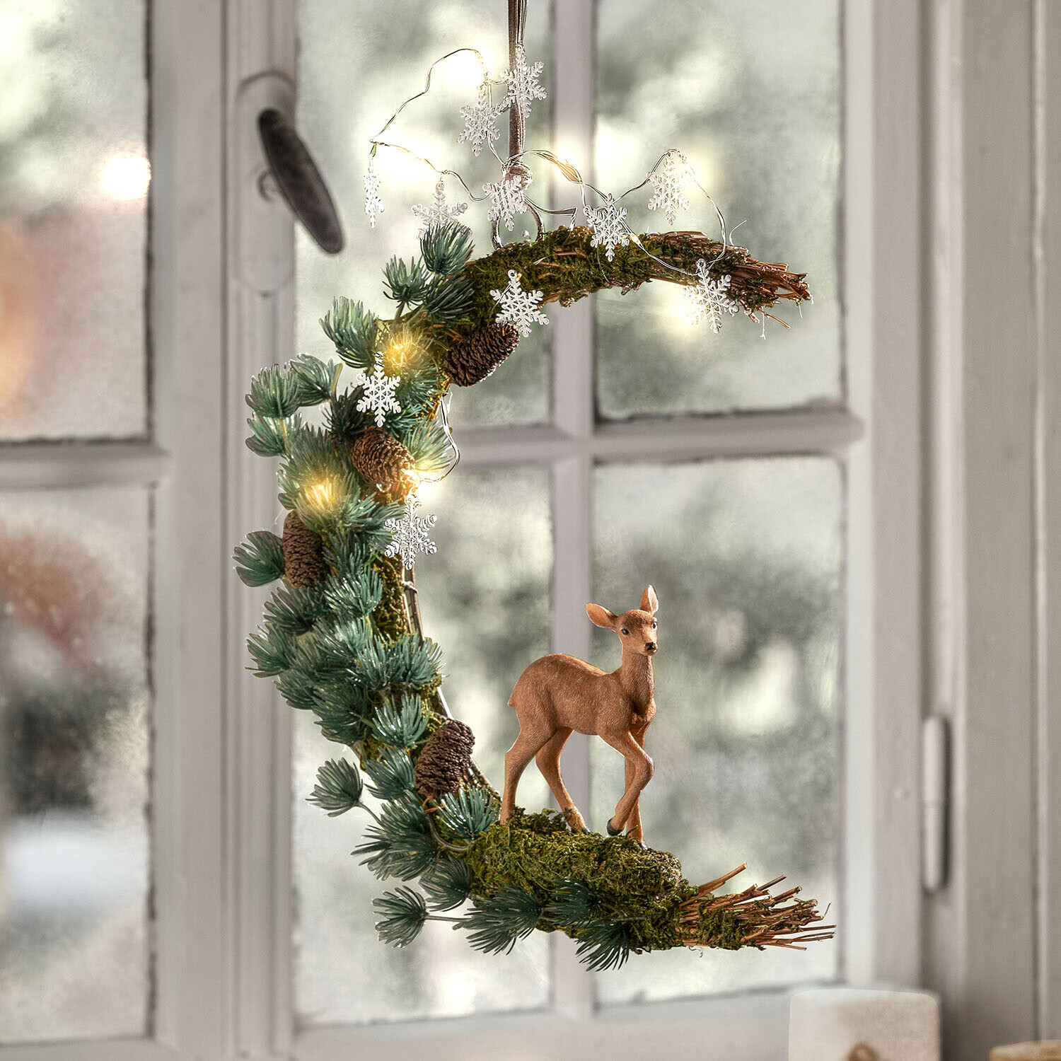 Decoratief hangobject Isnara Decoratieve krans van takken, mos en dennenappels met hertenfiguur en LED-lichtjes om op te hangen