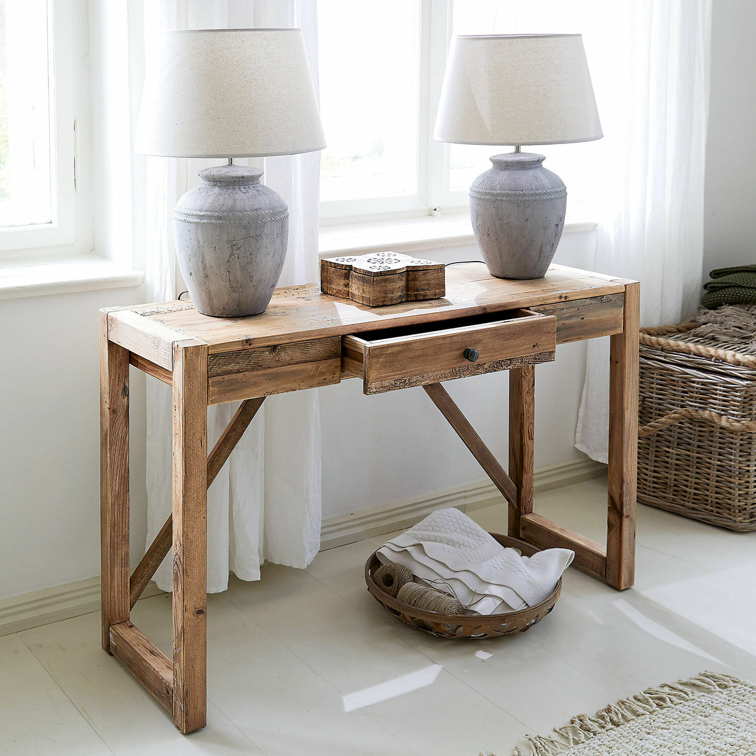 Sidetable Contoire Houten sidetable met lade en twee grijze keramische lampen in lichte kamer