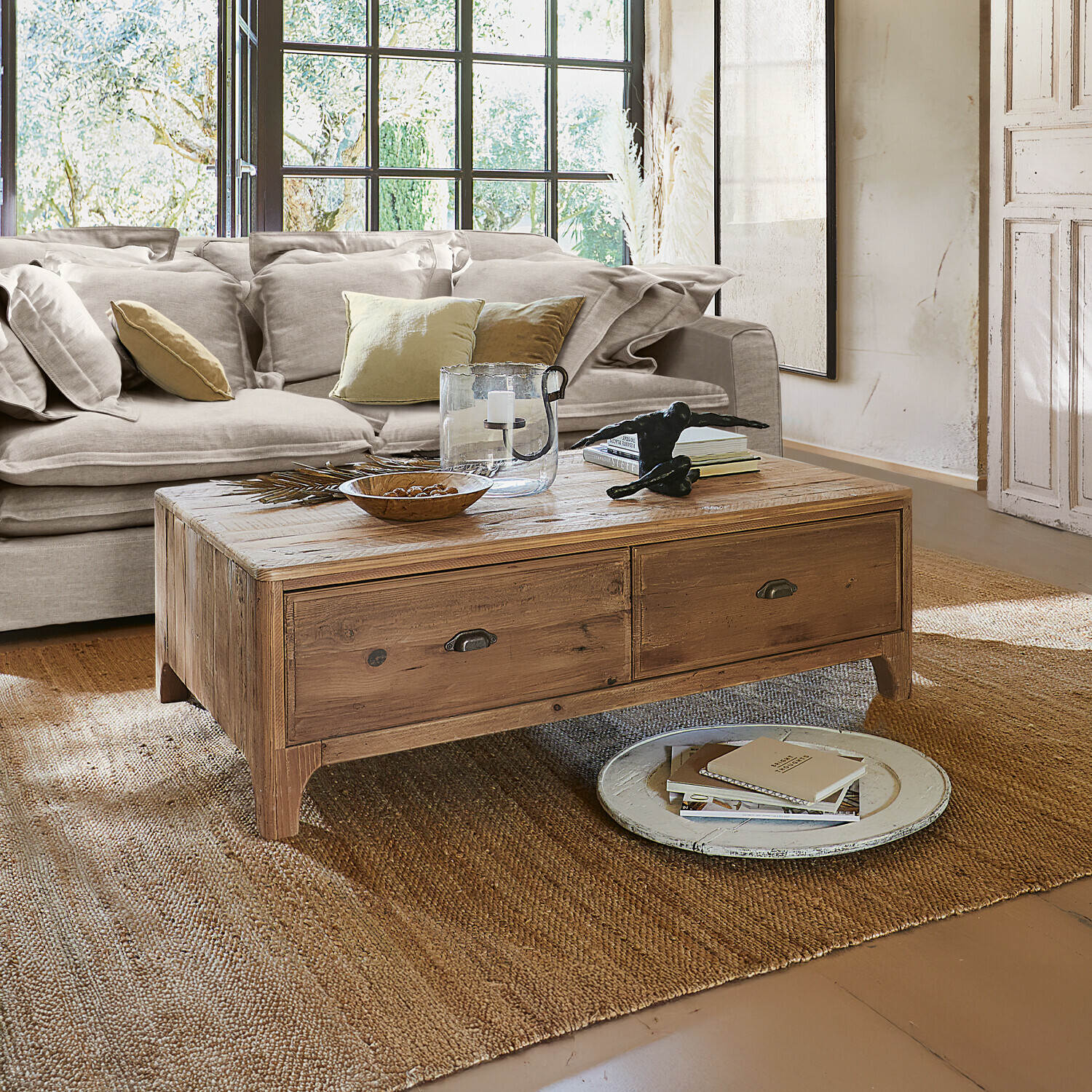 Table basse Wittfield Table basse en bois naturel avec tiroirs sur tapis dans un salon lumineux avec canapé blanc