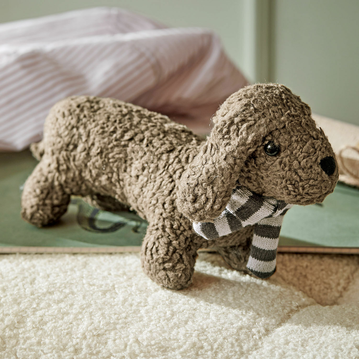 Peluche hochet Frolicks Chien en peluche marron en tissu doux avec écharpe rayée grise et blanche, décoration enfantine