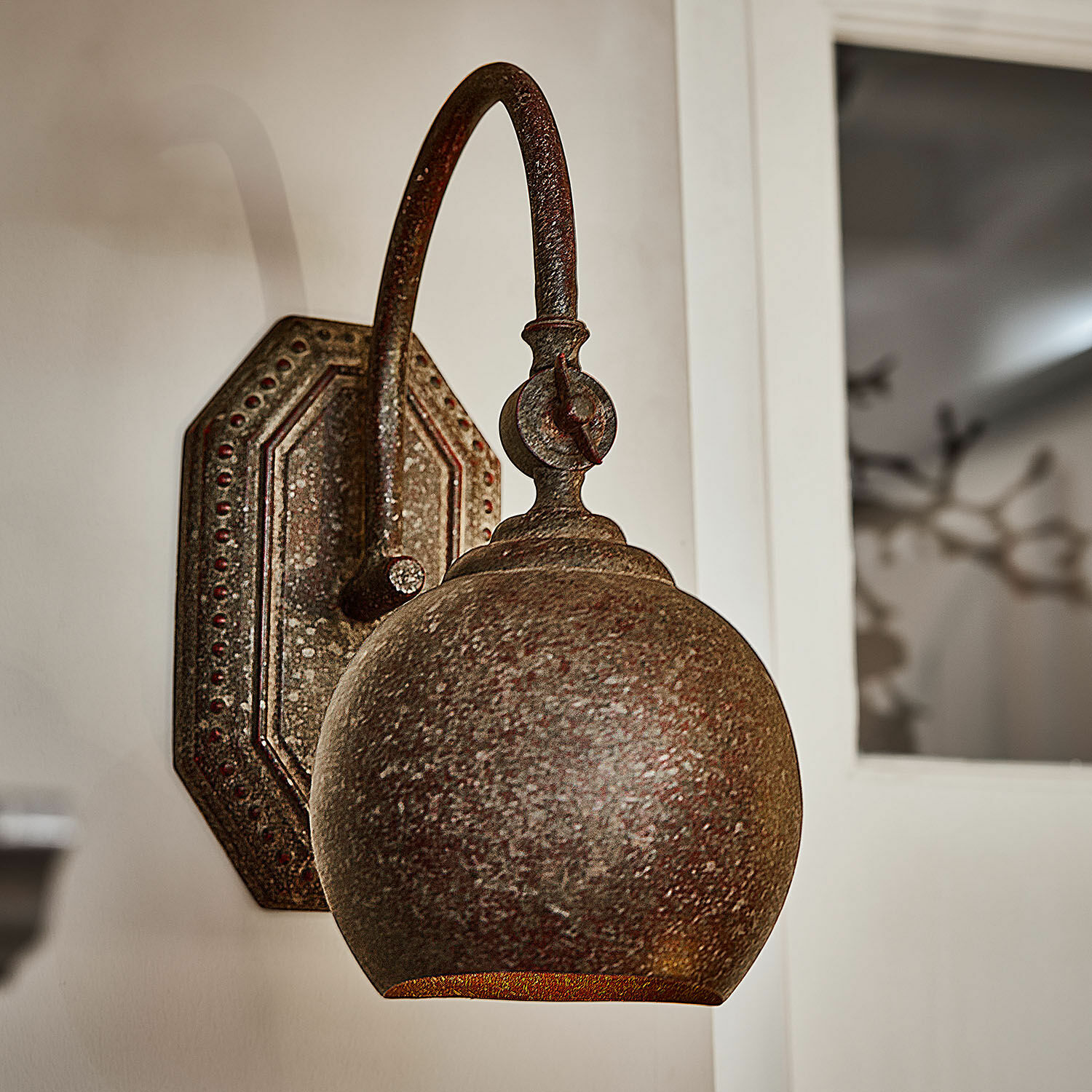 LED-wandlamp Zefirs Rustieke metalen wandlamp in roestkleur, perfect voor vintage decoratie en sfeerverlichting.