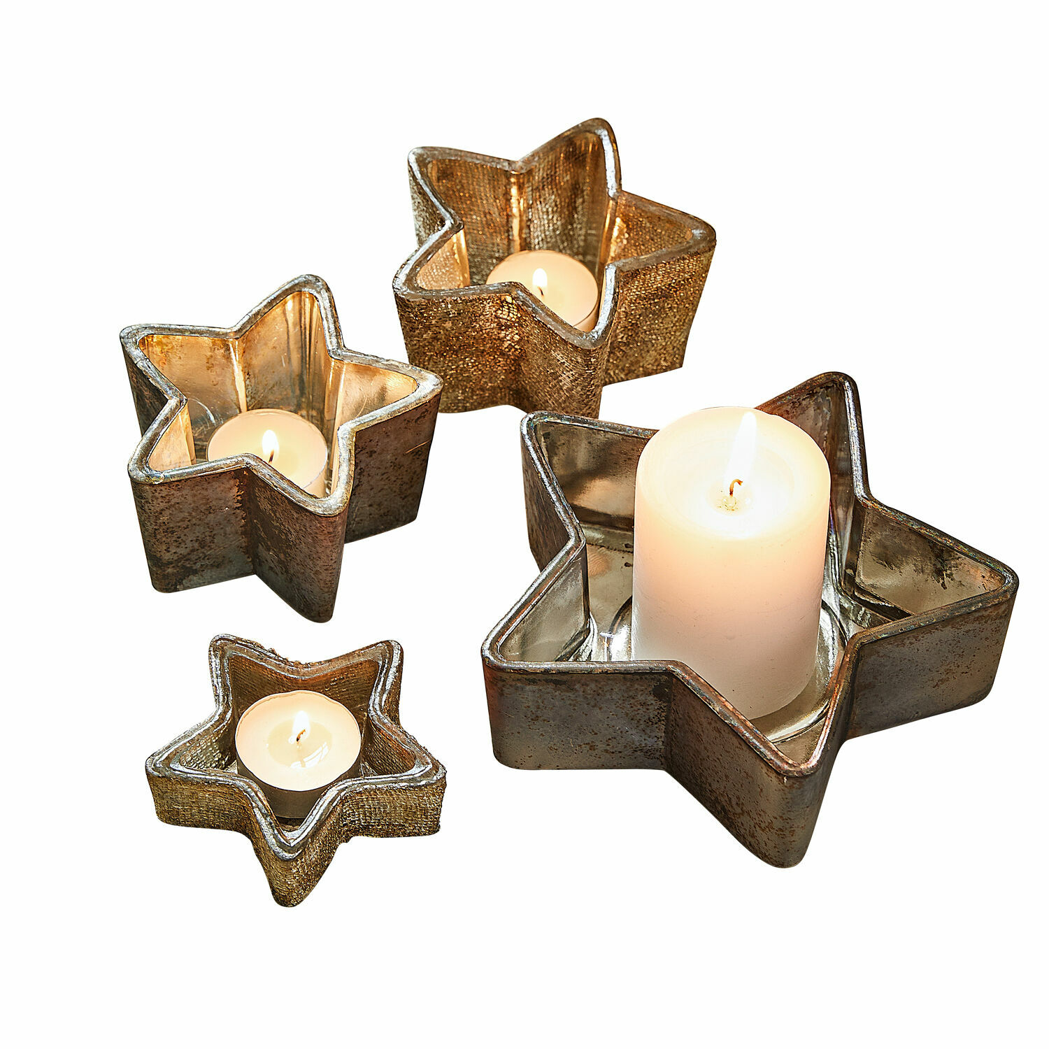 Lot de 4 photophores Thervel Ensemble de quatre bougeoirs en métal doré en forme d'étoile avec des bougies allumées