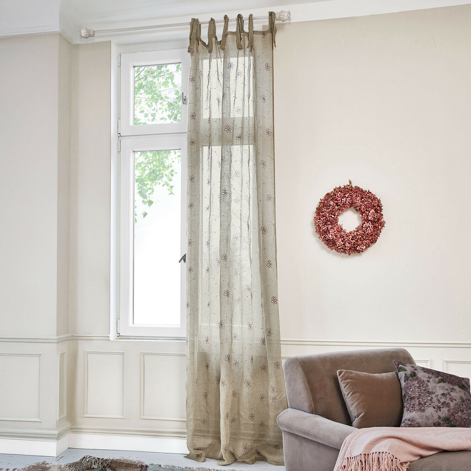 Voilage en lin beige transparent avec motif floral pour décoration de fenêtre dans un salon