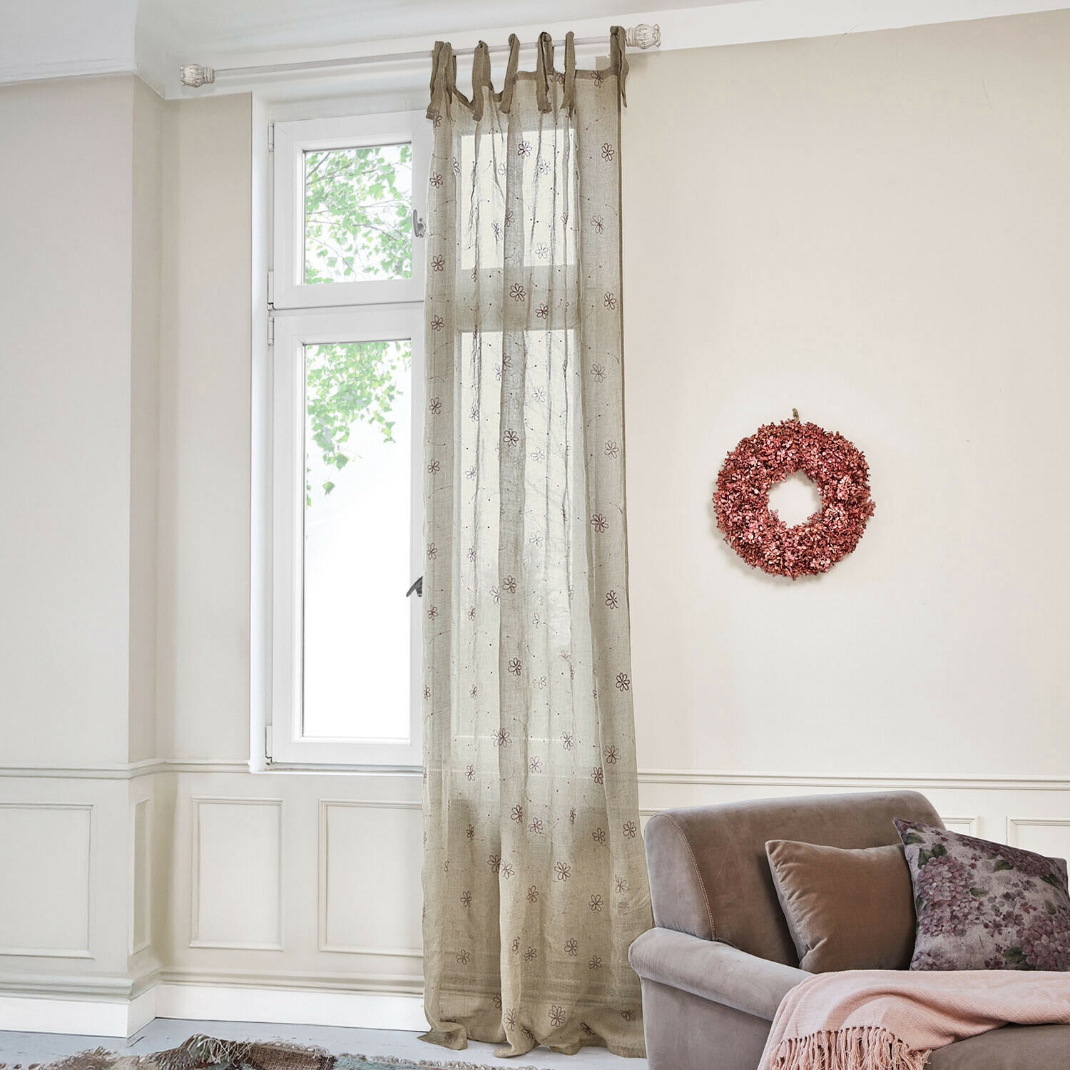 Gordijn Amélorie Transparante beige linnen gordijn met bloemenpatroon voor raamdecoratie in woonkamer