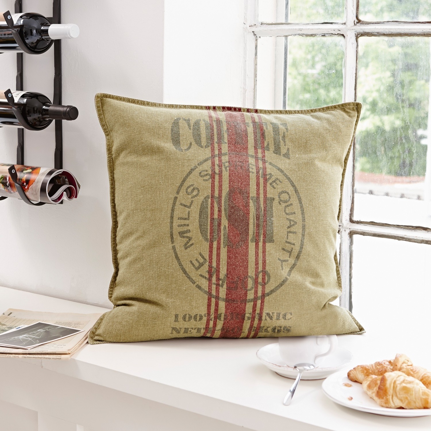 Coussin beige en coton avec bande rouge et impression café, style vintage pour décoration intérieure