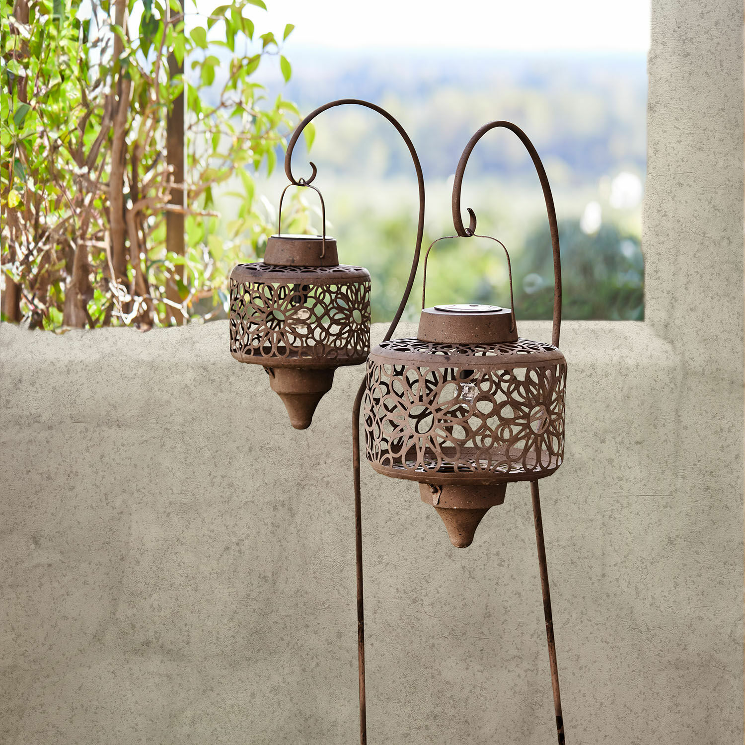 Lot de 2 lanternes solaires Robelline Deux lanternes de jardin en métal rouillé avec motif floral ajouré suspendues sur support