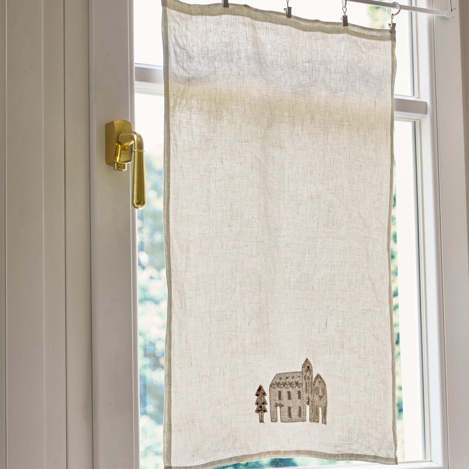 Rideau en lin beige avec motif brodé de maison et arbre, décoration de fenêtre élégante